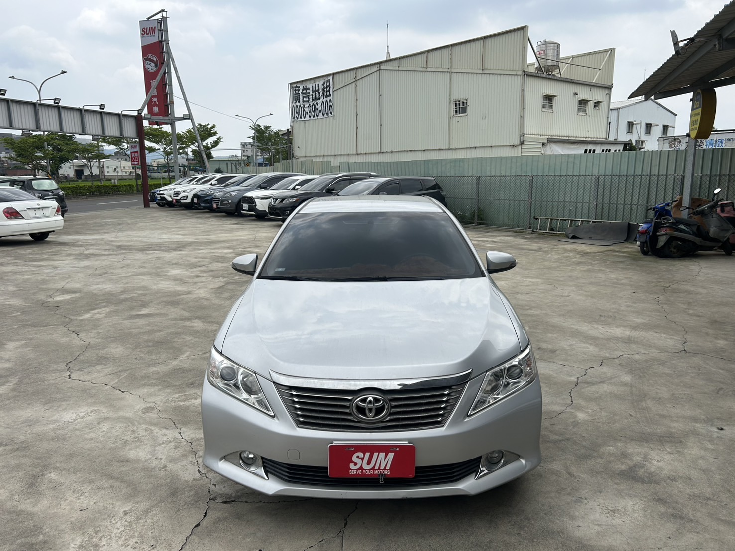 2013年 Toyota Camry  2.0 E 銀色 全車原版件/一手車/里程只跑3萬公里 你沒看錯 就是3萬公里 附監理站證明  第3張相片