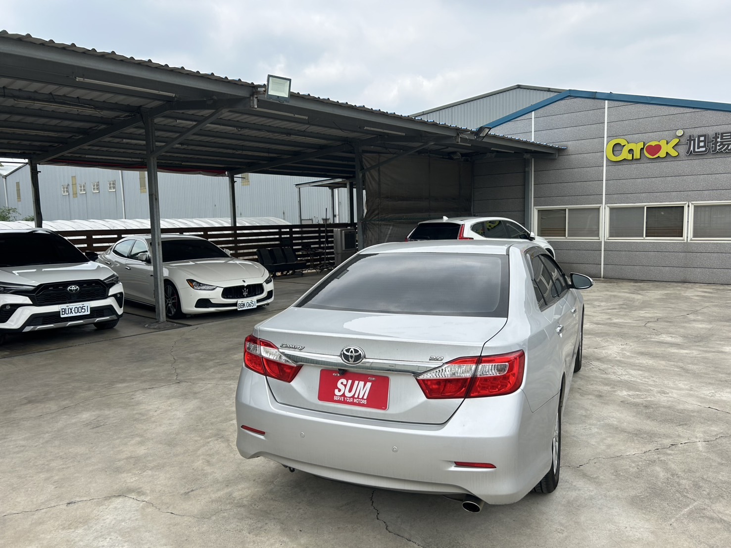2013年 Toyota Camry  2.0 E 銀色 全車原版件/一手車/里程只跑3萬公里 你沒看錯 就是3萬公里 附監理站證明  第4張相片