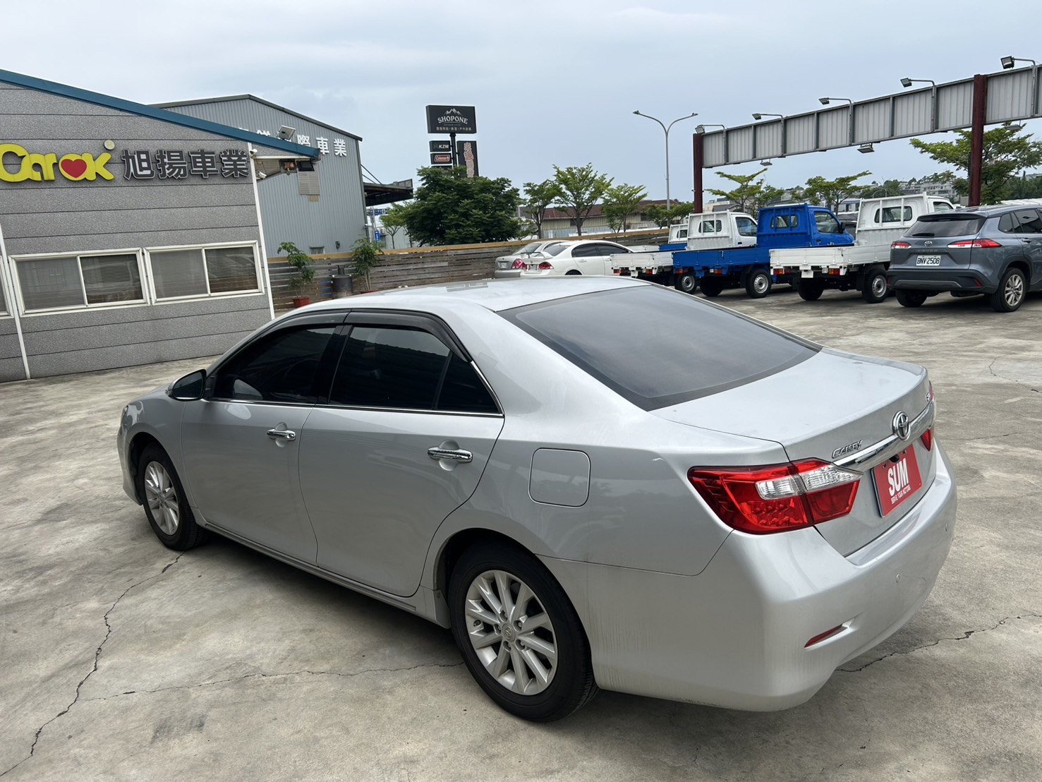 2013年 Toyota Camry  2.0 E 銀色 全車原版件/一手車/里程只跑3萬公里 你沒看錯 就是3萬公里 附監理站證明  第5張相片