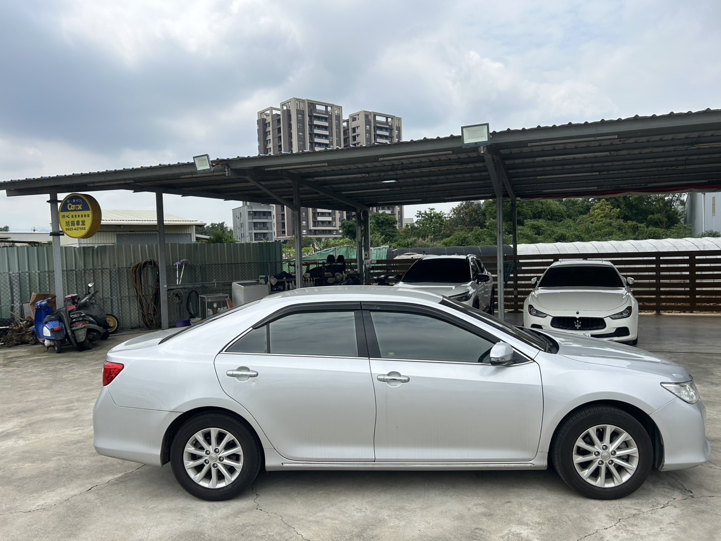 2013年 Toyota Camry  2.0 E 銀色 全車原版件/一手車/里程只跑3萬公里 你沒看錯 就是3萬公里 附監理站證明  第6張相片