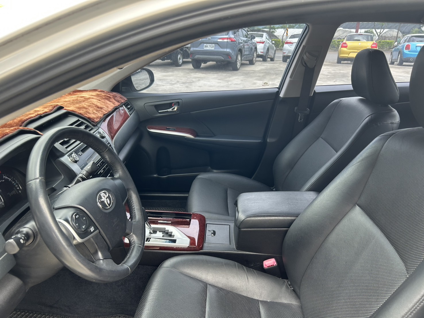 2013年 Toyota Camry  2.0 E 銀色 全車原版件/一手車/里程只跑3萬公里 你沒看錯 就是3萬公里 附監理站證明  第7張相片