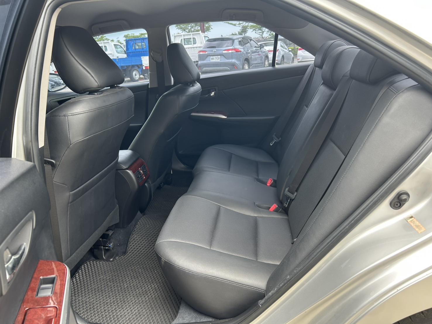 2013年 Toyota Camry  2.0 E 銀色 全車原版件/一手車/里程只跑3萬公里 你沒看錯 就是3萬公里 附監理站證明  第8張相片