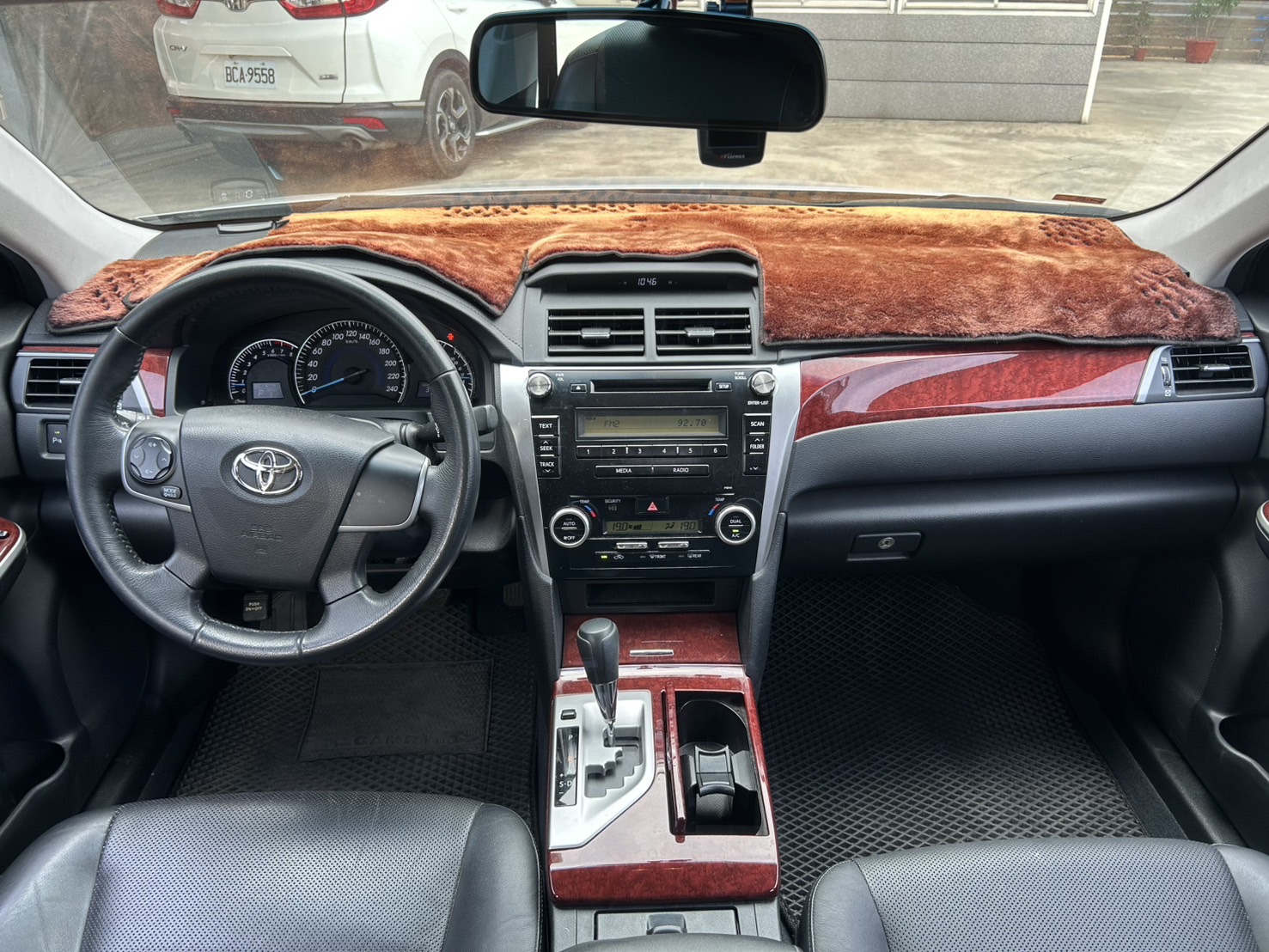 2013年 Toyota Camry  2.0 E 銀色 全車原版件/一手車/里程只跑3萬公里 你沒看錯 就是3萬公里 附監理站證明  第9張相片