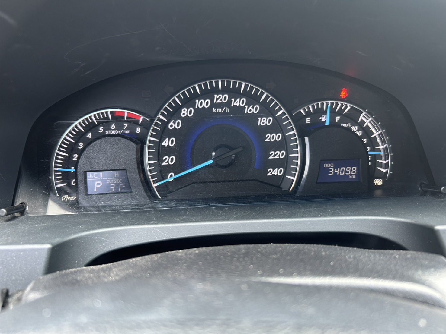2013年 Toyota Camry  2.0 E 銀色 全車原版件/一手車/里程只跑3萬公里 你沒看錯 就是3萬公里 附監理站證明  第10張相片