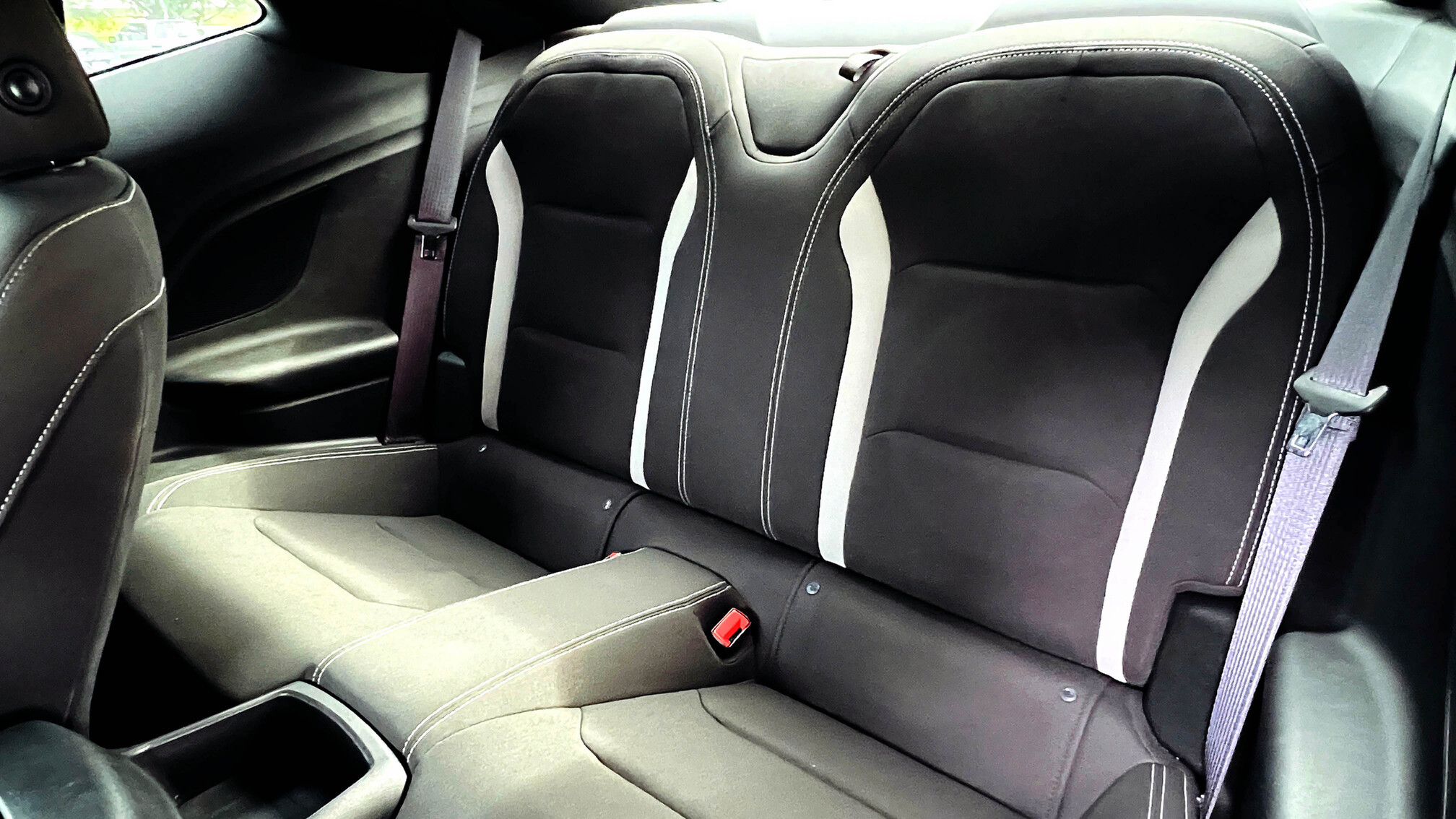 2016款 雪佛蘭 Chevrolet Camaro LT 2.0L 黑色大黃蜂／肌肉車  第6張相片