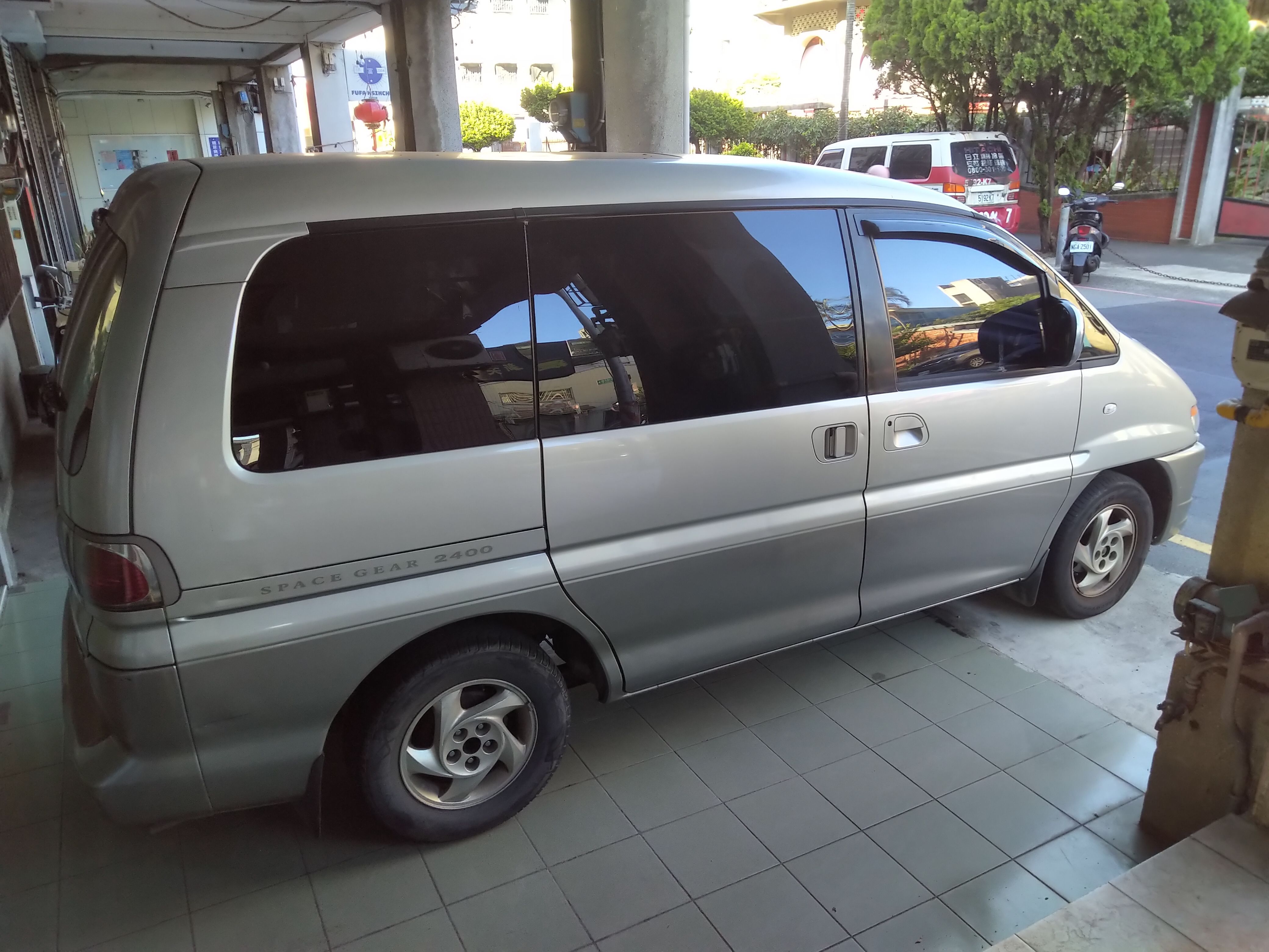 車主自售三菱MITUBISH SPACE GEAR 2.4 EXCEED 2004年出廠  第2張相片