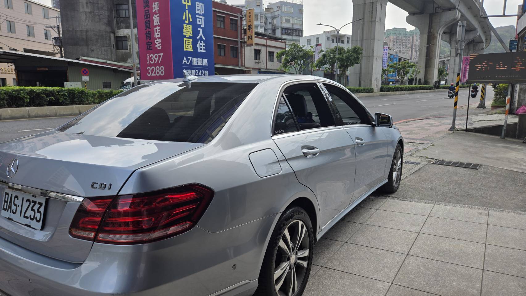 小改款E220D柴油 阿曼嘎 頂級配備 13吋安卓環景 盲點 跑14萬 原版件  第12張相片