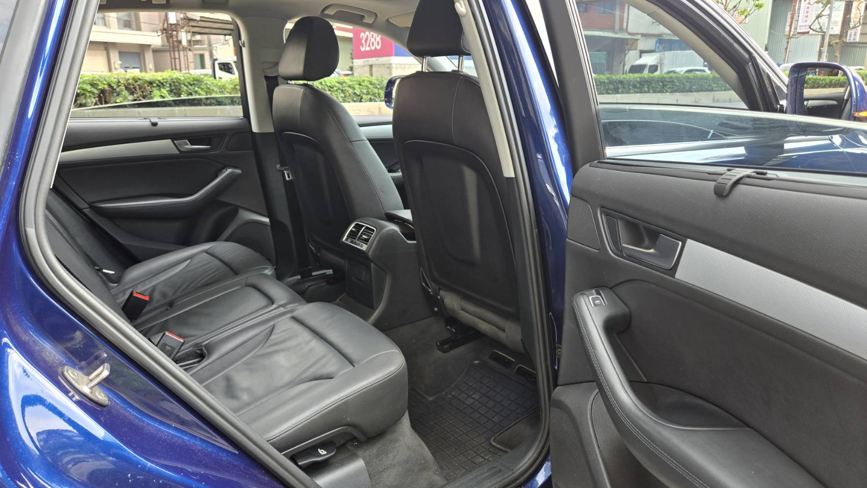 15年12出廠16年4月領牌.AUDI  Q5.汽油 Q. TFSI 漂亮金屬星際藍   第8張相片