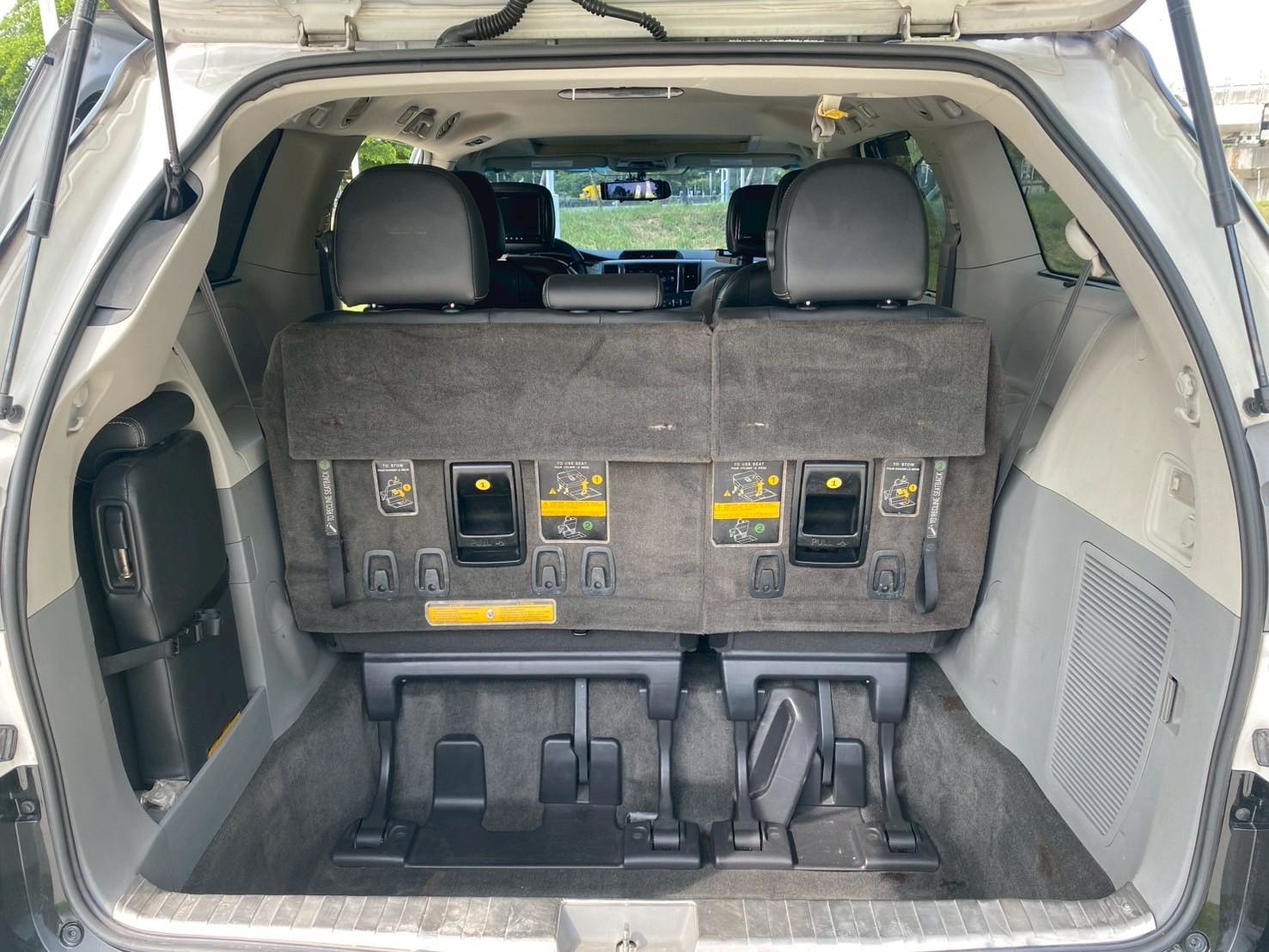 ✅【2013 Toyota Sienna｜黑色｜原鈑件｜影音天窗七人座家庭首選】🚘 空間大 × 雙電動滑門 × 後座影音配備應有盡有 售價只要 54.8 萬 里程僅 10.5 萬｜  🔧 基本資訊 年份：2013 車型：Toyota S  第1張相片