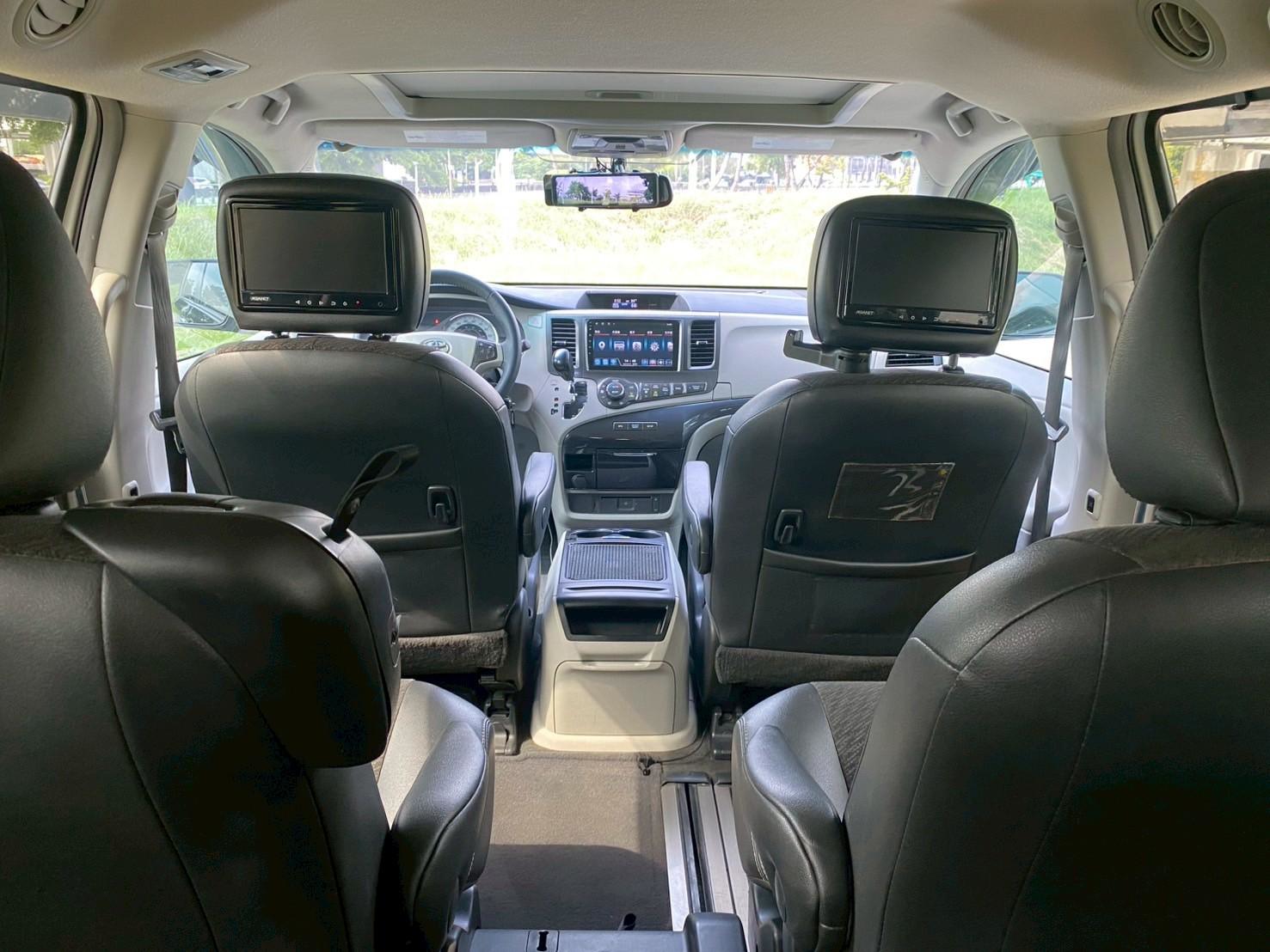 ✅【2013 Toyota Sienna｜黑色｜原鈑件｜影音天窗七人座家庭首選】🚘 空間大 × 雙電動滑門 × 後座影音配備應有盡有 售價只要 54.8 萬 里程僅 10.5 萬｜  🔧 基本資訊 年份：2013 車型：Toyota S  第3張相片