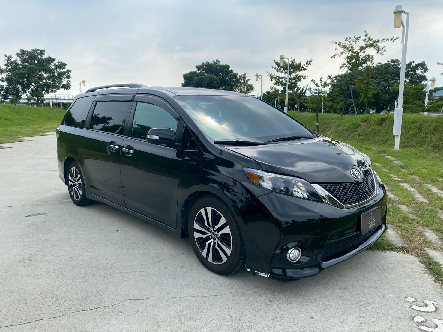 ✅【2013 Toyota Sienna｜黑色｜原鈑件｜影音天窗七人座家庭首選】🚘 空間大 × 雙電動滑門 × 後座影音配備應有盡有 售價只要 54.8 萬 里程僅 10.5 萬｜  🔧 基本資訊 年份：2013 車型：Toyota S  第6張相片