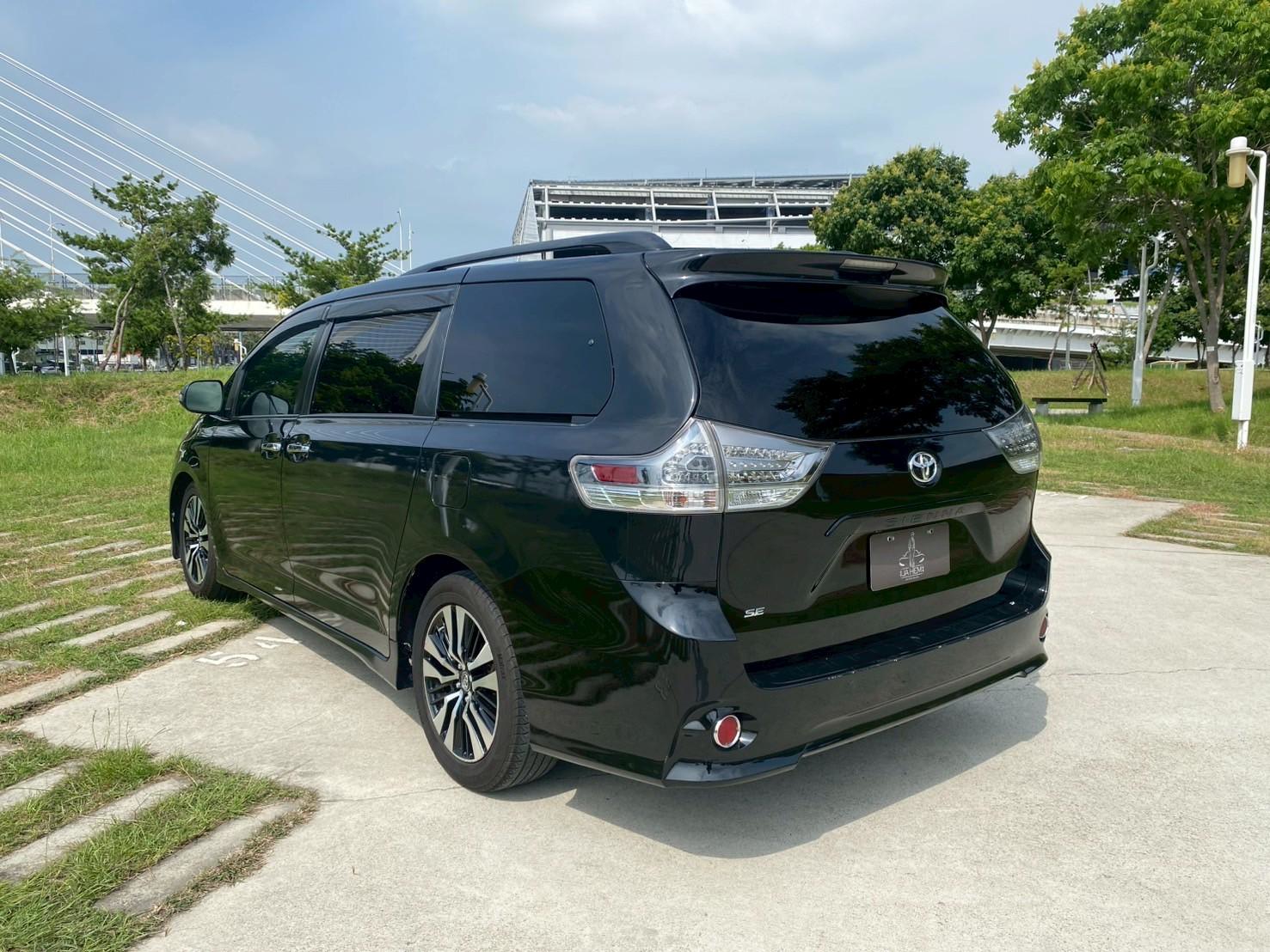 ✅【2013 Toyota Sienna｜黑色｜原鈑件｜影音天窗七人座家庭首選】🚘 空間大 × 雙電動滑門 × 後座影音配備應有盡有 售價只要 54.8 萬 里程僅 10.5 萬｜  🔧 基本資訊 年份：2013 車型：Toyota S  第7張相片