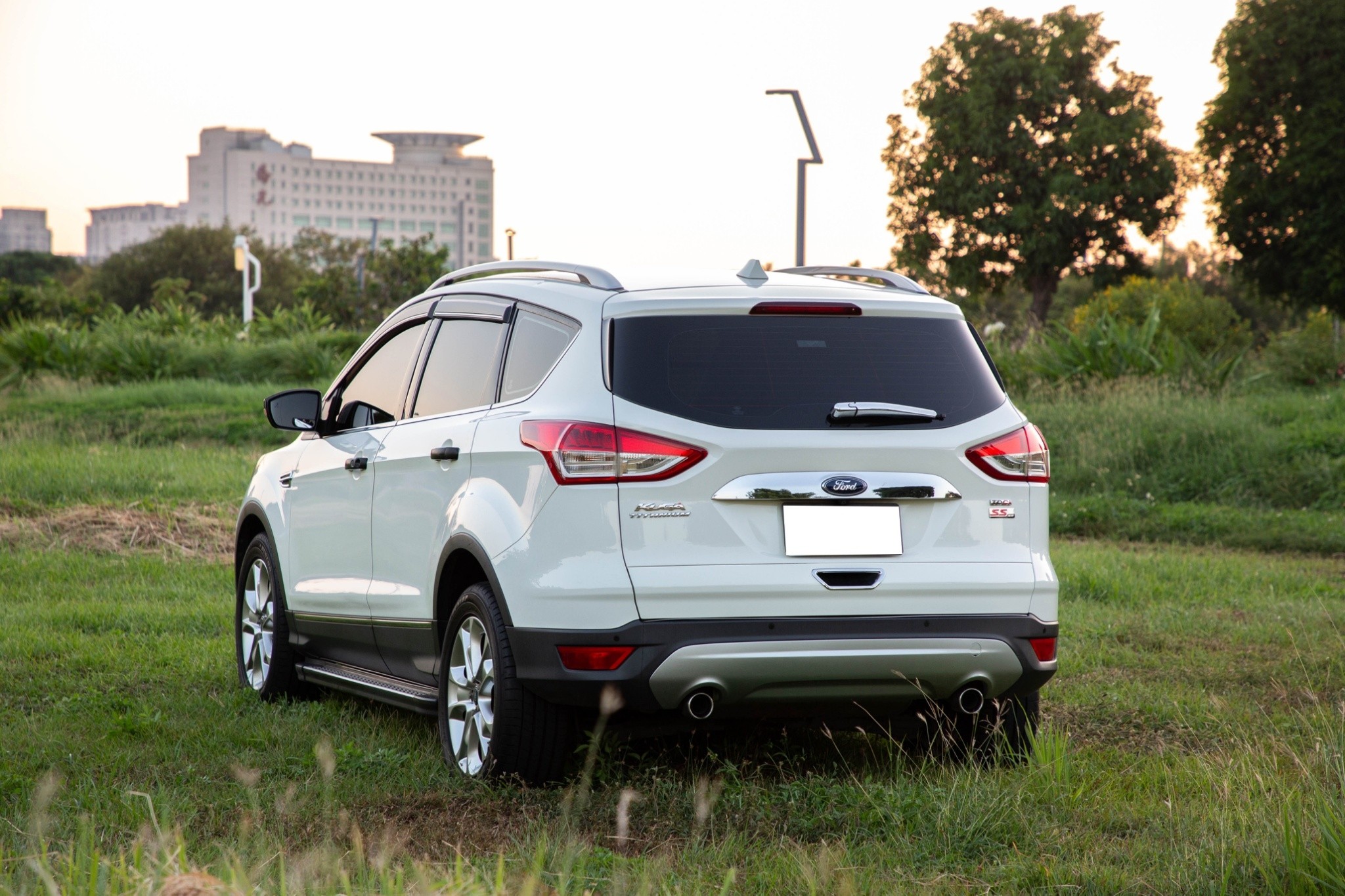 🚙 2015 Ford Kuga 柴油時尚經典款｜白色｜認證車 🔧 基本資訊 里程：15.5 萬公里 售價：25.8 萬元 認證車｜已通過專業檢測｜保證無重大事故、泡水紀錄 五年期貸款試算：每月約 $4,869 元（年利率 5% 等額本  第4張相片