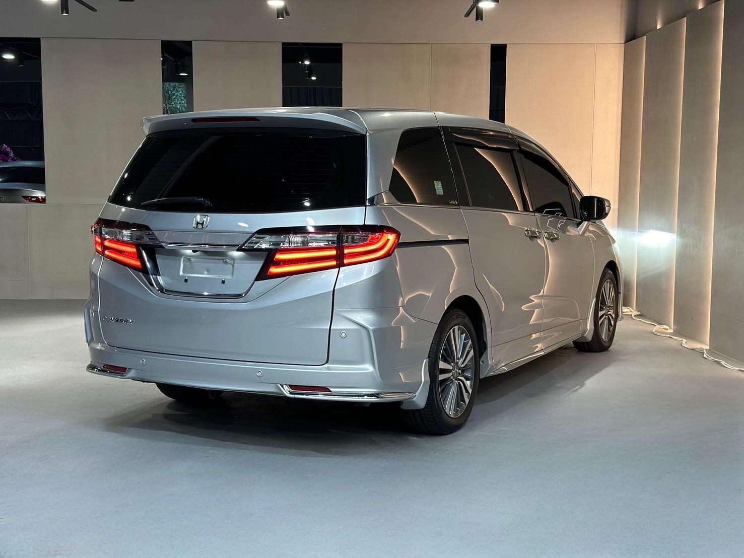 🚘 2018 Honda Odyssey Apex 七人座｜銀色｜認證車 🔧 基本資訊 里程：4.3 萬公里 售價：113.8 萬元 認證車｜已通過專業檢測｜保證無重大事故、泡水紀錄 五年期貸款試算：每月約 $21,475 元 （年利率  第2張相片