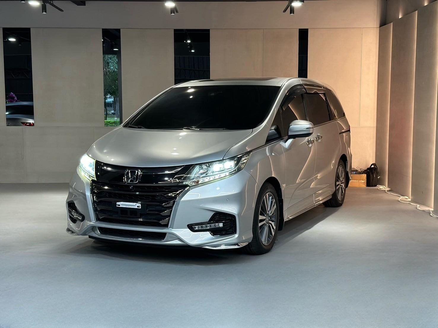 🚘 2018 Honda Odyssey Apex 七人座｜銀色｜認證車 🔧 基本資訊 里程：4.3 萬公里 售價：113.8 萬元 認證車｜已通過專業檢測｜保證無重大事故、泡水紀錄 五年期貸款試算：每月約 $21,475 元 （年利率  第3張相片