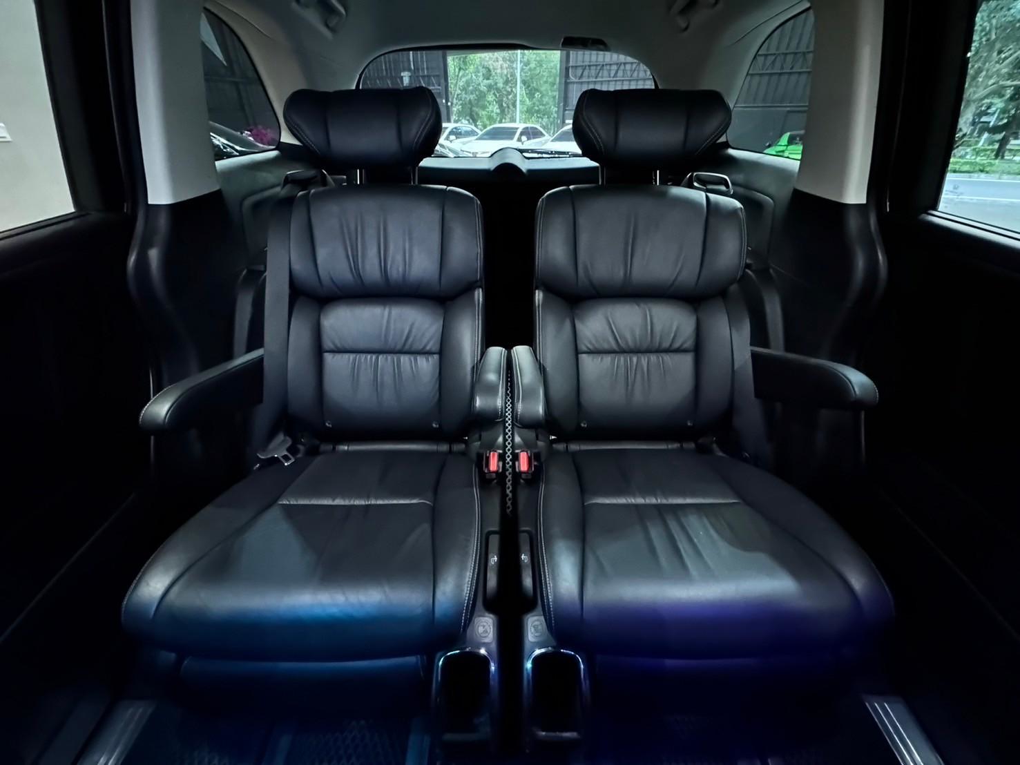 🚘 2018 Honda Odyssey Apex 七人座｜銀色｜認證車 🔧 基本資訊 里程：4.3 萬公里 售價：113.8 萬元 認證車｜已通過專業檢測｜保證無重大事故、泡水紀錄 五年期貸款試算：每月約 $21,475 元 （年利率  第5張相片