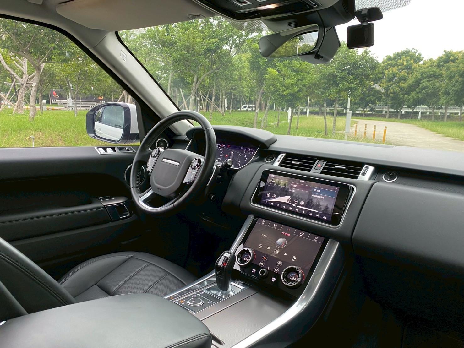 ✅【2019 Range Rover Sport 2.0 Si4 HSE｜白色｜原鈑件】🚘 四驅系統＋氣壓懸吊 舒適與性能一次到位  🔧 基本資訊 年份：2019 車型：Range Rover Sport 2.0 Si4 HSE 顏色：  第6張相片