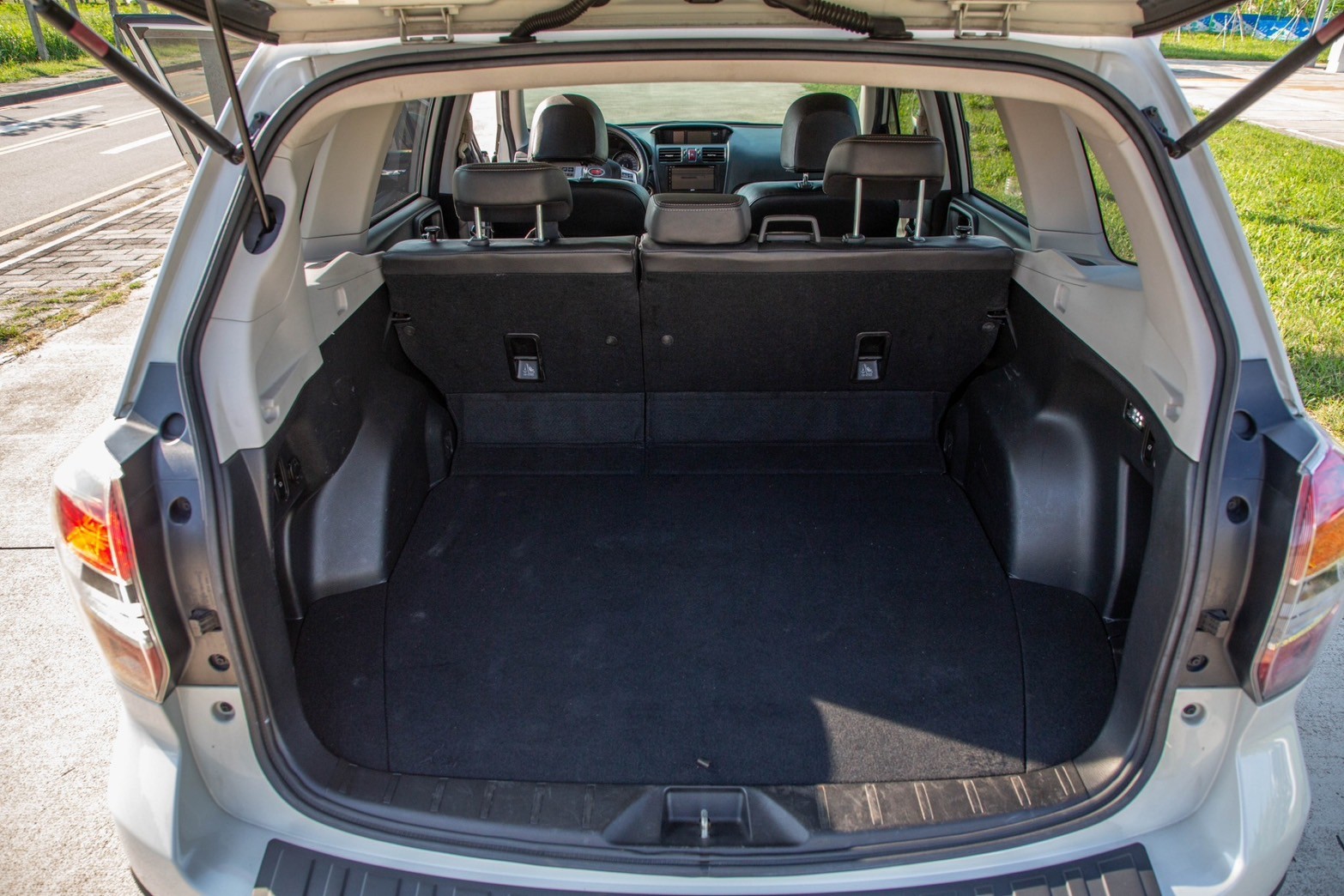 🚘 2013 Subaru Forester XT-P｜白色｜認證車 🔧 基本資訊 里程：22 萬公里 售價：31.8 萬元 認證車｜已通過專業檢測｜保證無重大事故、泡水紀錄 五年期貸款試算：每月約 $6,001 元（年利率 5% 等額  第2張相片