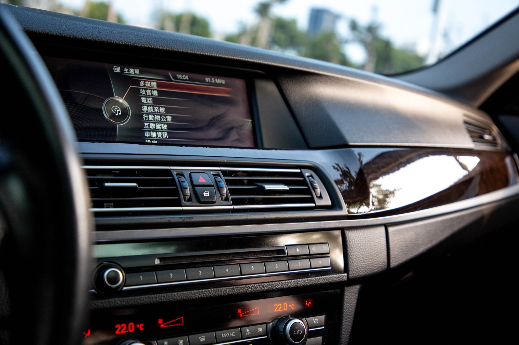 🚘 2013 BMW Active Hybrid 5｜油電科技 × 豪華配備 ｜銀色｜認證車 🔧 基本資訊 里程：11.4 萬公里 售價：45.8 萬元 認證車｜已通過專業檢測｜保證無重大事故、泡水紀錄 五年期貸款試算：每月約 $8,6  第2張相片