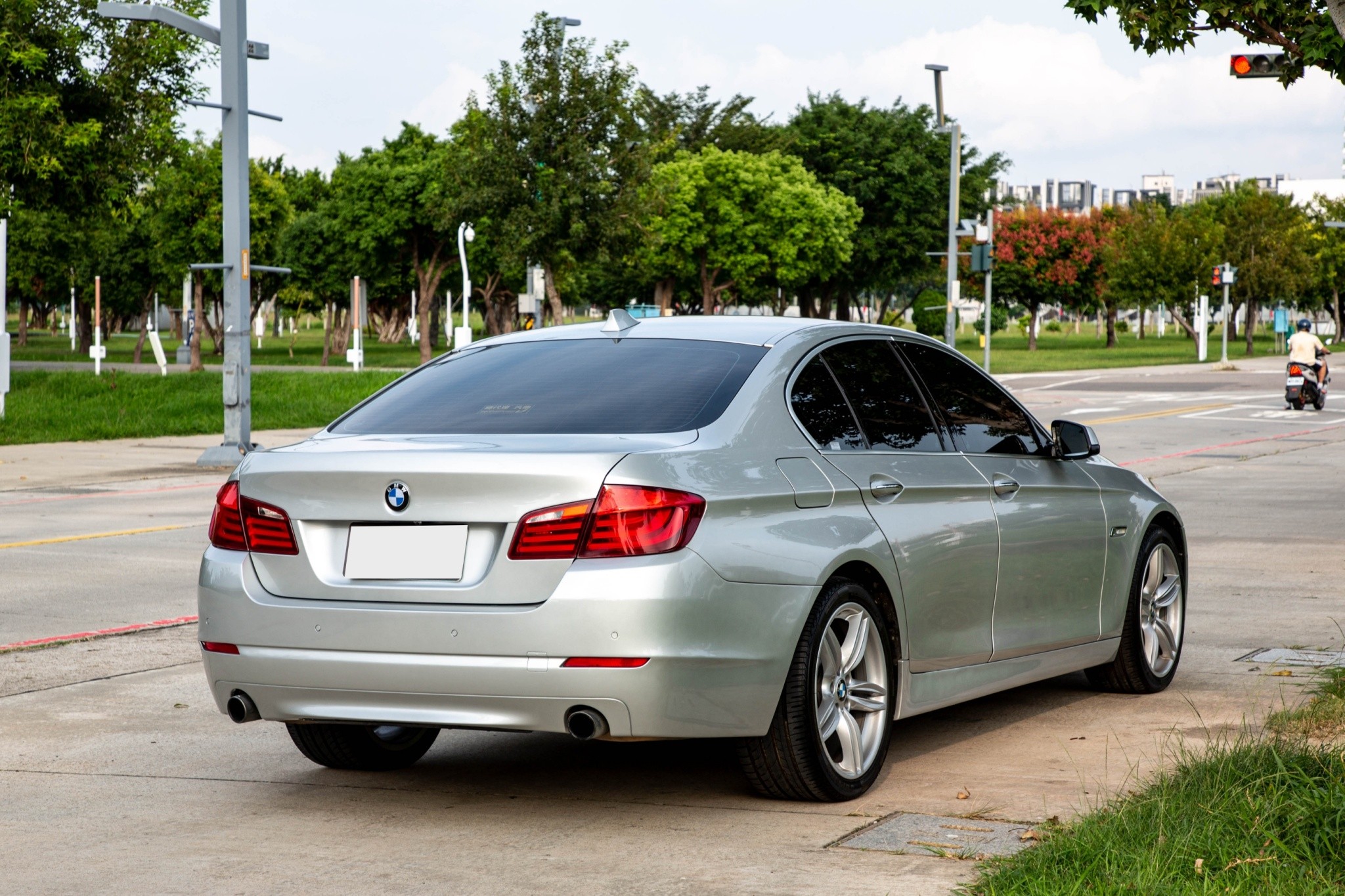 🚘 2013 BMW Active Hybrid 5｜油電科技 × 豪華配備 ｜銀色｜認證車 🔧 基本資訊 里程：11.4 萬公里 售價：45.8 萬元 認證車｜已通過專業檢測｜保證無重大事故、泡水紀錄 五年期貸款試算：每月約 $8,6  第5張相片