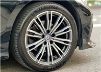 🖤 黑武士出沒，回頭率拉滿  【2021 BMW 320i M-Sport｜黑魂 G20】  💣 新世代底盤＋B48渦輪引擎，輸出線性、力道紮實 🧠 大馬力184hp＋後驅操控感，帥不是只有外表 🖤 黑化全車系，低調殺氣直接噴出來   第1張縮圖