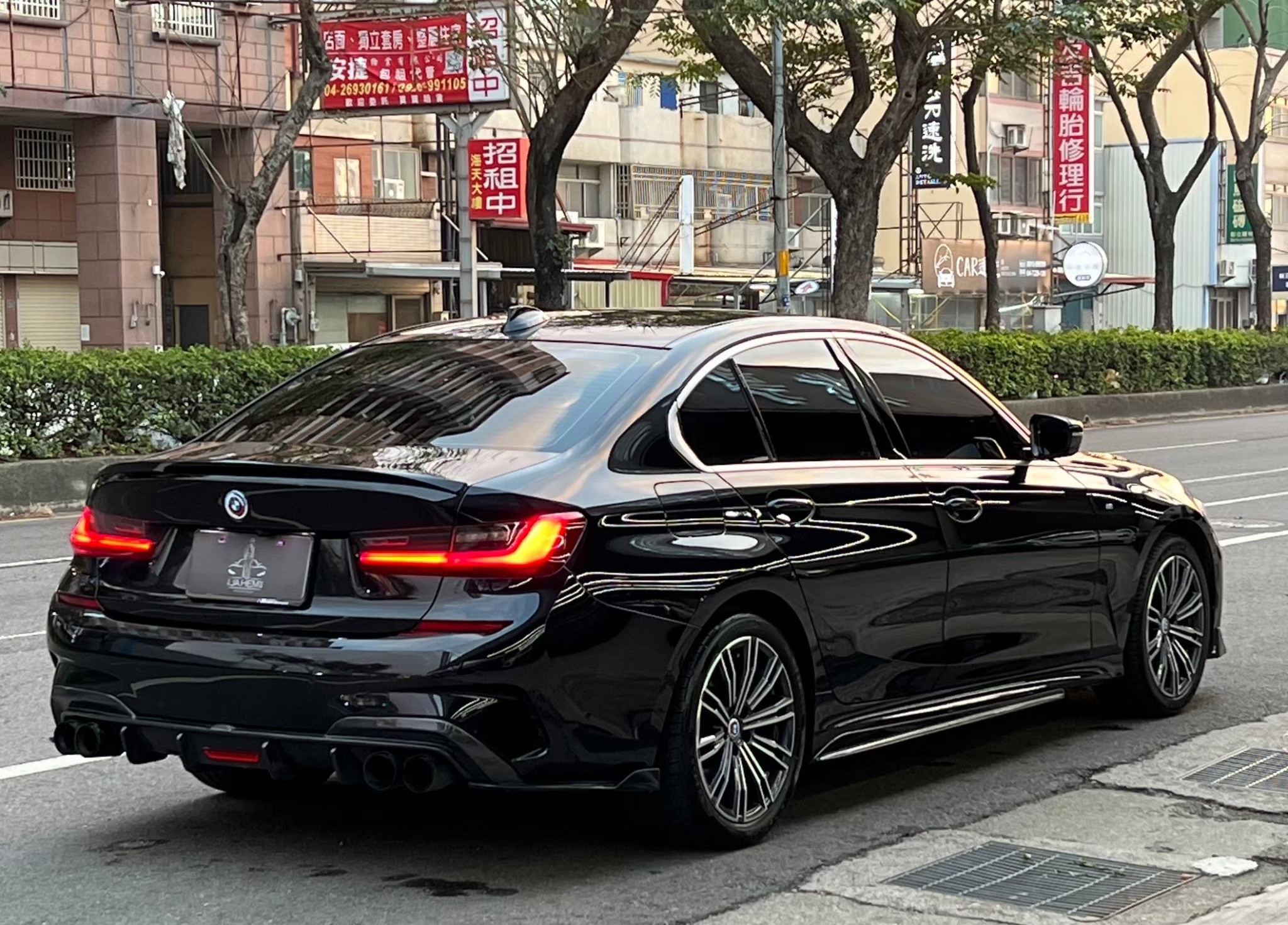 🖤 黑武士出沒，回頭率拉滿  【2021 BMW 320i M-Sport｜黑魂 G20】  💣 新世代底盤＋B48渦輪引擎，輸出線性、力道紮實 🧠 大馬力184hp＋後驅操控感，帥不是只有外表 🖤 黑化全車系，低調殺氣直接噴出來   第5張相片