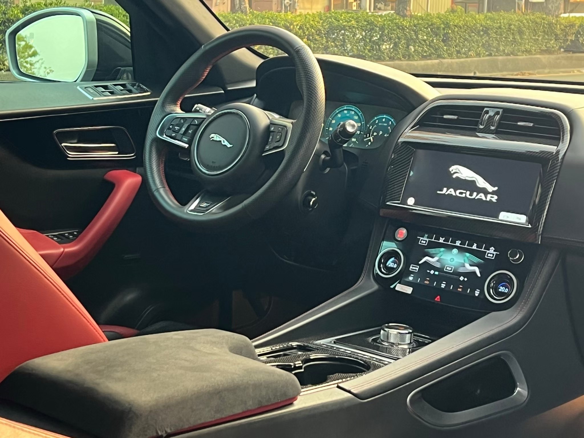 🚘 2016 Jaguar F-PACE S First Edition AWD｜(認證車) 灰色｜紅黑內裝｜全球限量 2000 台 🔧 基本資訊 里程：10.3 萬公里 售價：108 萬元 認證車｜保證無重大事故、泡水紀錄 五年期貸款  第3張相片