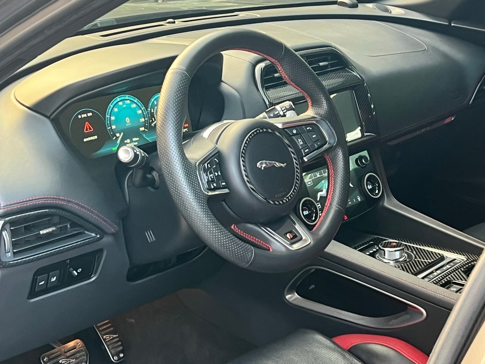 🚘 2016 Jaguar F-PACE S First Edition AWD｜(認證車) 灰色｜紅黑內裝｜全球限量 2000 台 🔧 基本資訊 里程：10.3 萬公里 售價：108 萬元 認證車｜保證無重大事故、泡水紀錄 五年期貸款  第4張相片
