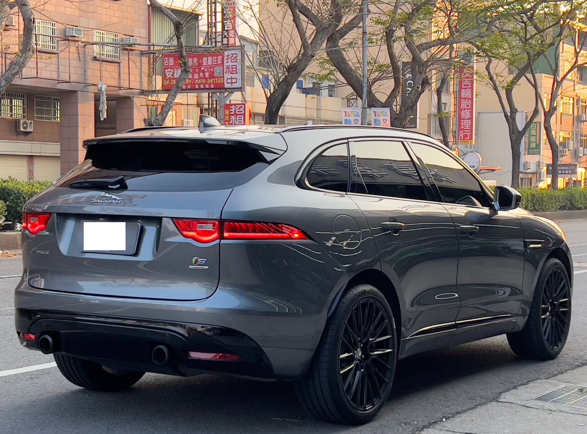🚘 2016 Jaguar F-PACE S First Edition AWD｜(認證車) 灰色｜紅黑內裝｜全球限量 2000 台 🔧 基本資訊 里程：10.3 萬公里 售價：108 萬元 認證車｜保證無重大事故、泡水紀錄 五年期貸款  第5張相片