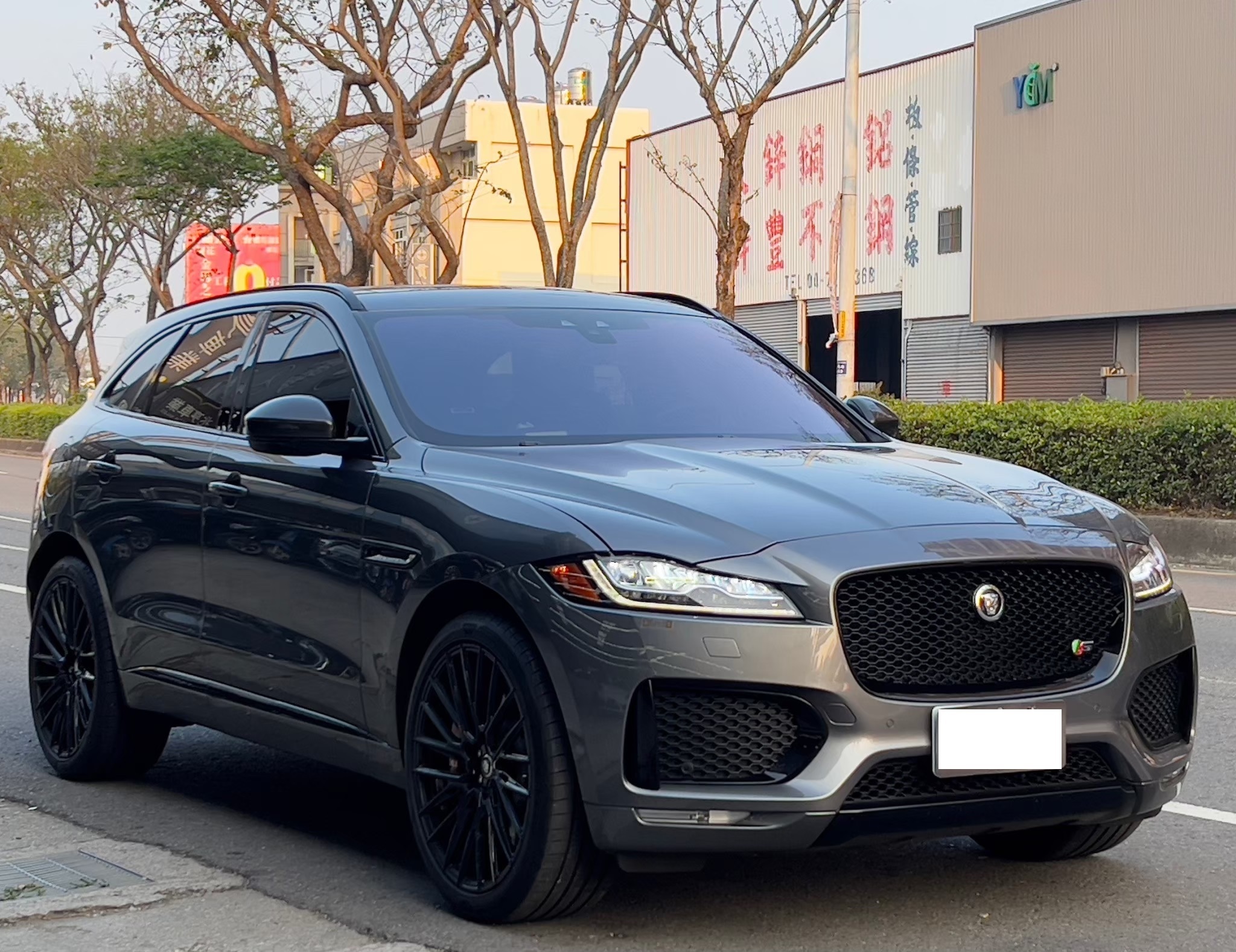 🚘 2016 Jaguar F-PACE S First Edition AWD｜(認證車) 灰色｜紅黑內裝｜全球限量 2000 台 🔧 基本資訊 里程：10.3 萬公里 售價：108 萬元 認證車｜保證無重大事故、泡水紀錄 五年期貸款  第6張相片