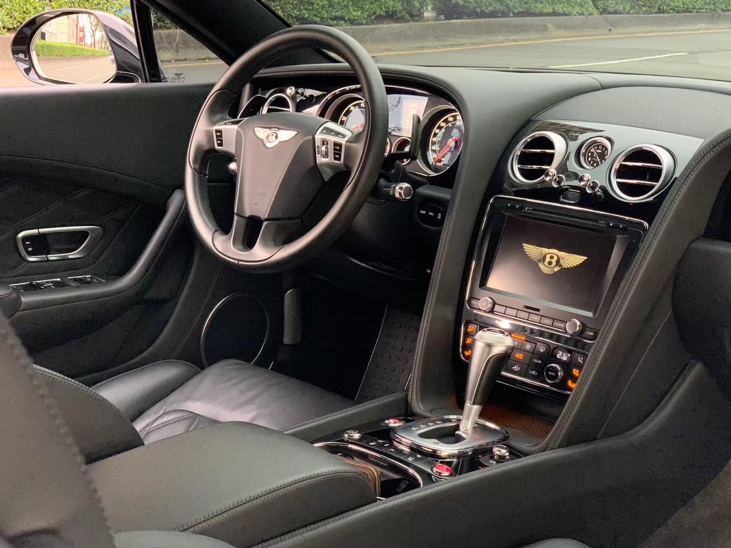 🚘 2015 Bentley Continental GT S｜黑色｜總代理｜ 認證車 🔧 基本資訊 里程：6.7 萬公里 售價：319 萬元 認證車｜已通過專業檢測｜保證無重大事故、泡水紀錄 五年期貸款試算：每月約 $60,199 元  第3張相片