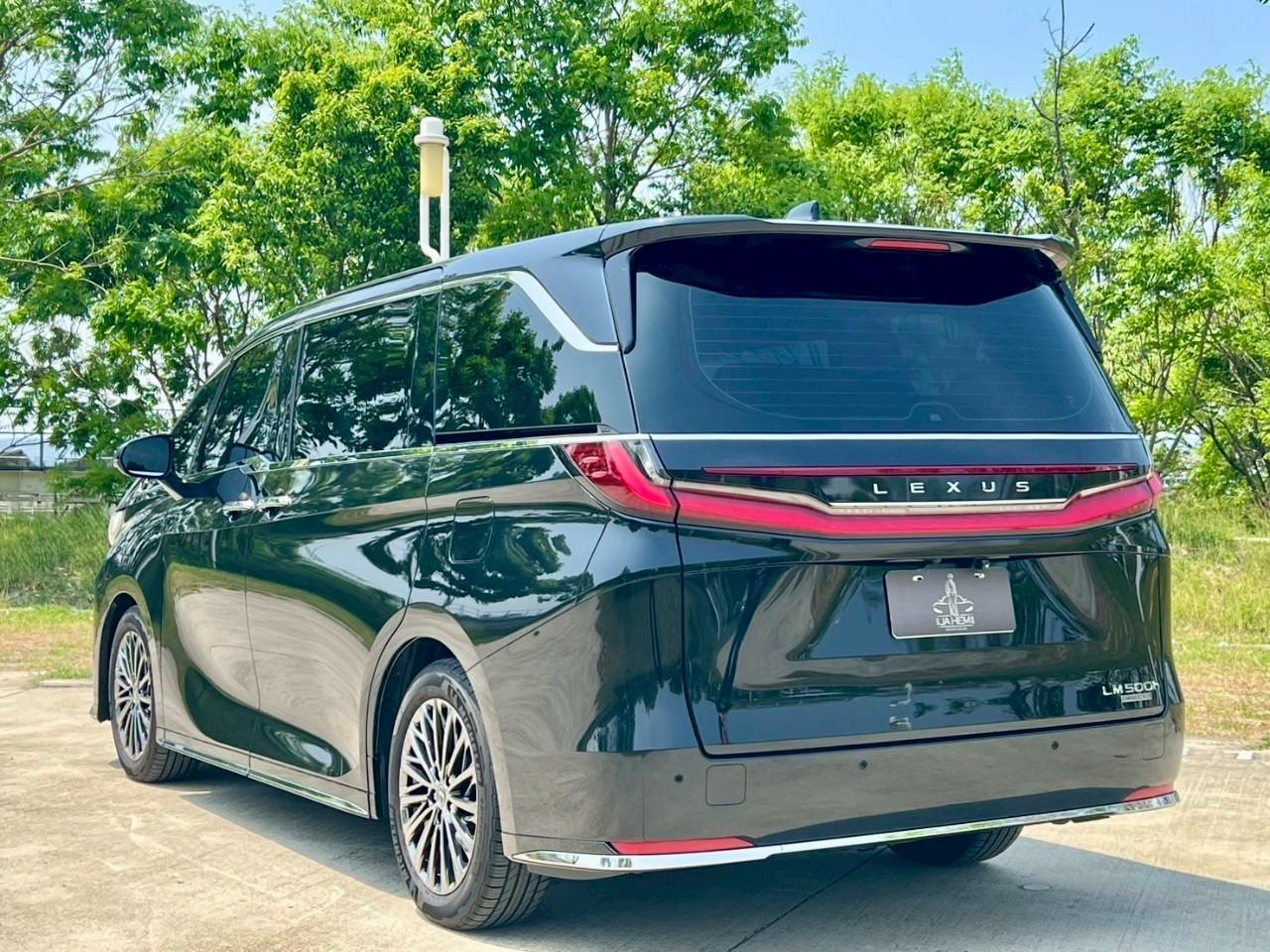 🚘 2023 Lexus LM500h 六人座｜黑色  🔧 基本資訊 里程：10,000 公里 售價：398 萬元 五年期貸款試算：每月約 $75,108 元 （年利率 5%｜等額本息）  ⚙ 動力重點 2.4L 渦輪油電複合動力系統｜  第6張相片