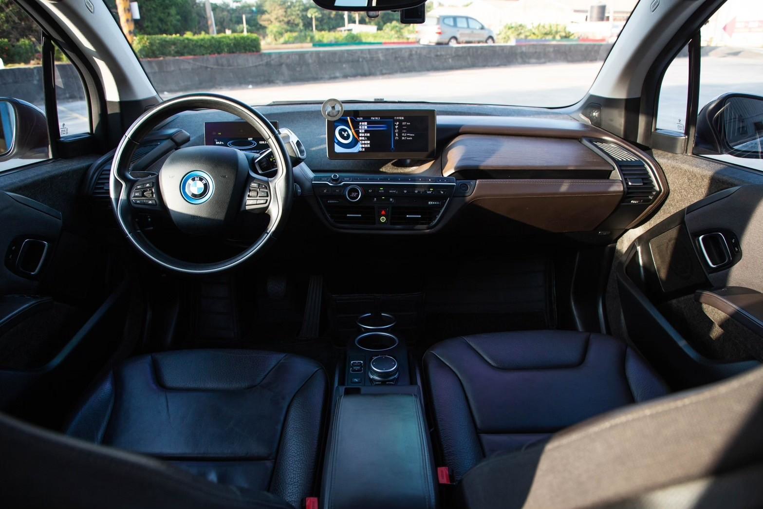 🚘 2017 BMW i3｜純電駕馭 × 智慧科技｜銀色｜認證車 🔧 基本資訊 里程：6.8 萬公里 售價：89.8 萬元 認證車｜已通過專業檢測｜保證無重大事故、泡水紀錄 五年期貸款試算：每月約 $16,946 元（年利率 5% 等額  第6張相片
