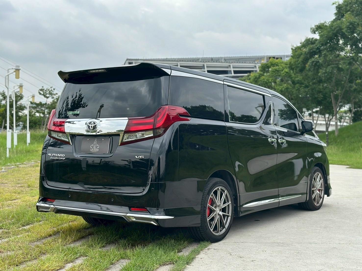 🚘【2015 Toyota Alphard｜黑色｜原鈑件】🚘  🔧 基本資訊 里程：192,000 公里 售價：158 萬元 五年期貸款試算：約 $29,400 元 / 月 （年利率 5% 等額本息）  ⚙ 動力重點 3.5L V6   第5張相片