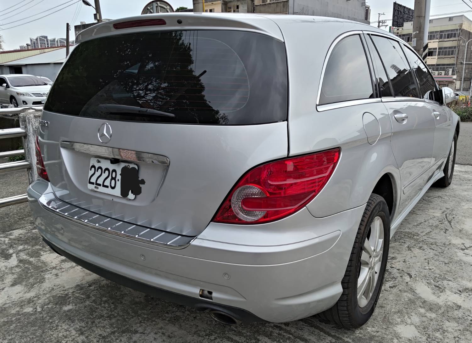 BENZ R350/台灣賓士總代理六.七人座休旅車,定速天窗原版件豪華舒適又便宜  第3張相片