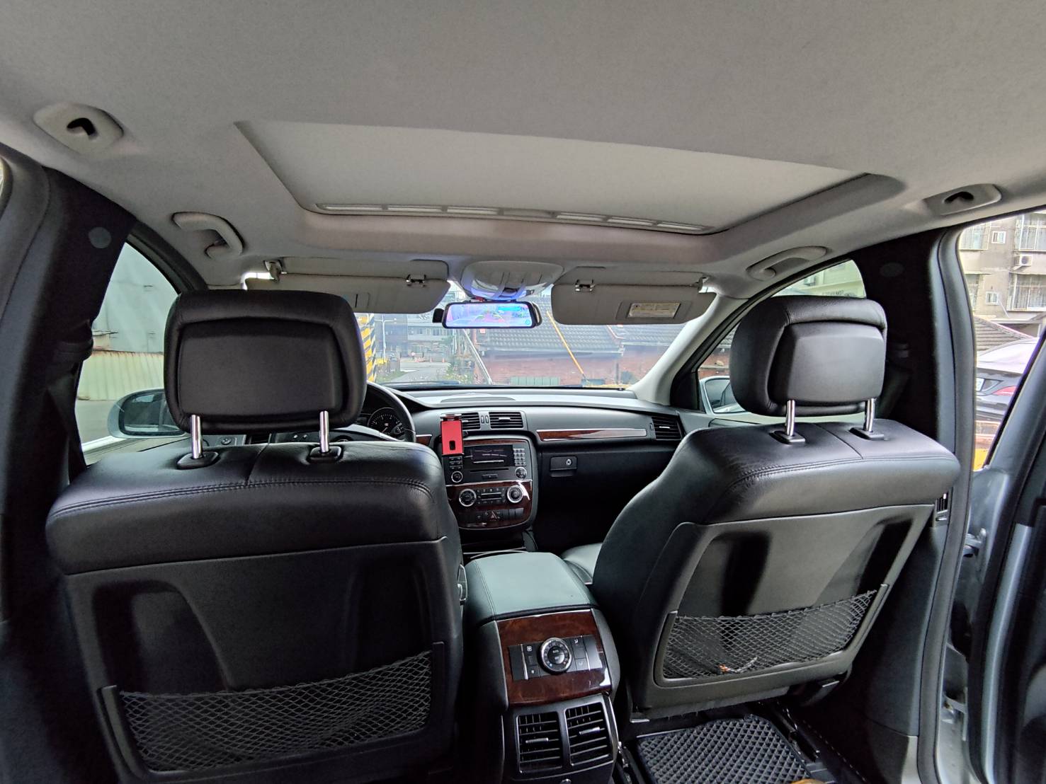 BENZ R350/台灣賓士總代理六.七人座休旅車,定速天窗原版件豪華舒適又便宜  第6張相片