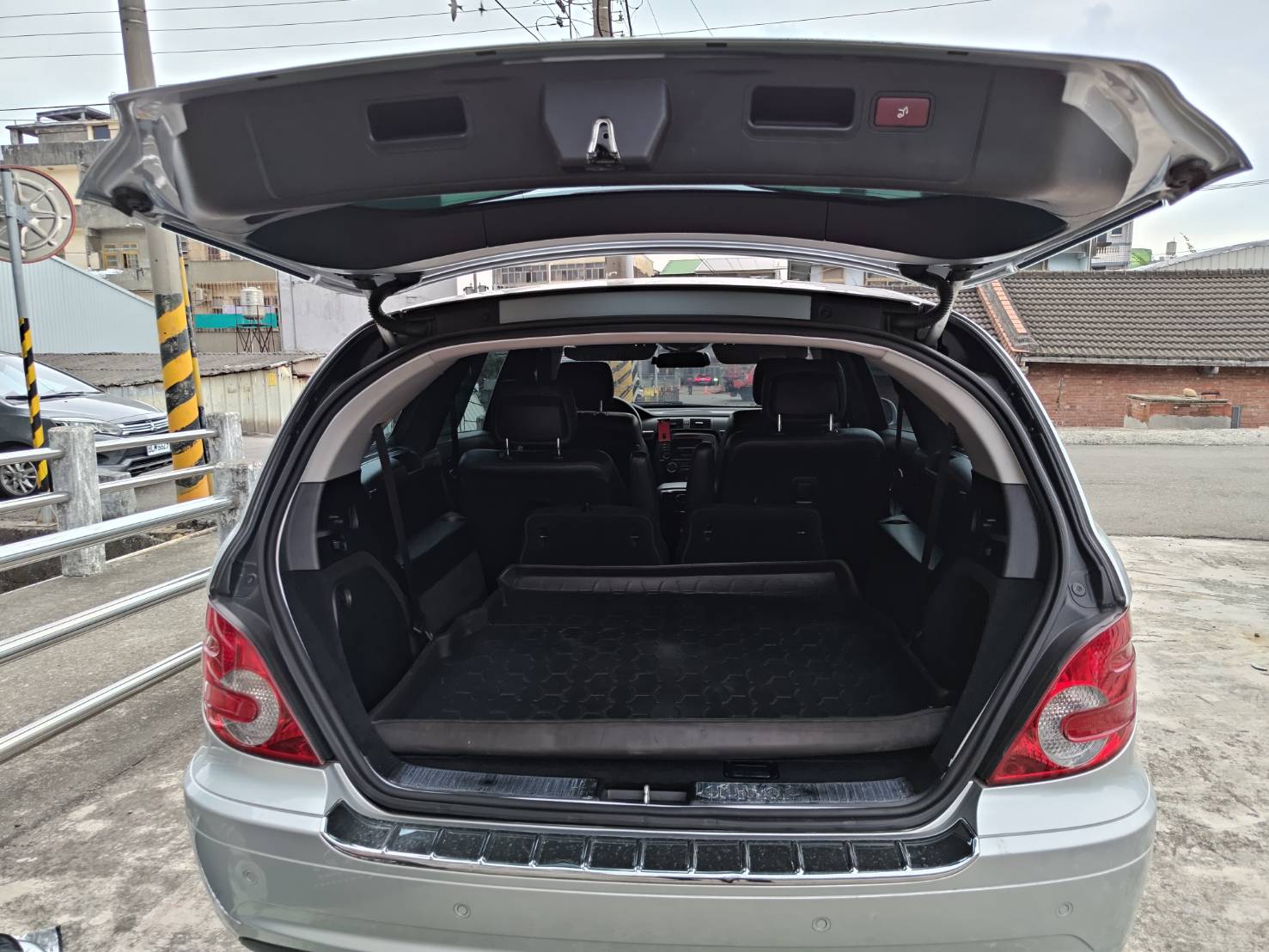 BENZ R350/台灣賓士總代理六.七人座休旅車,定速天窗原版件豪華舒適又便宜  第8張相片