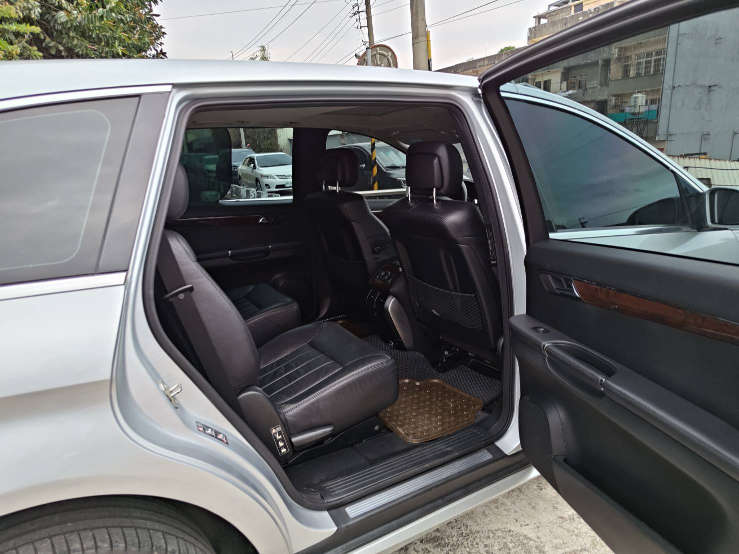 BENZ R350/台灣賓士總代理六.七人座休旅車,定速天窗原版件豪華舒適又便宜  第9張相片