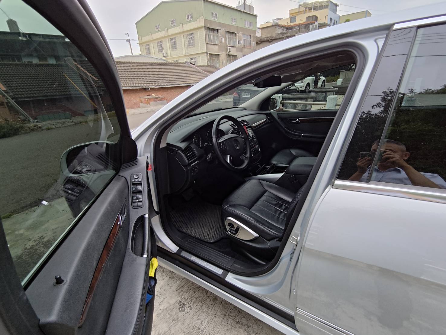 BENZ R350/台灣賓士總代理六.七人座休旅車,定速天窗原版件豪華舒適又便宜  第10張相片