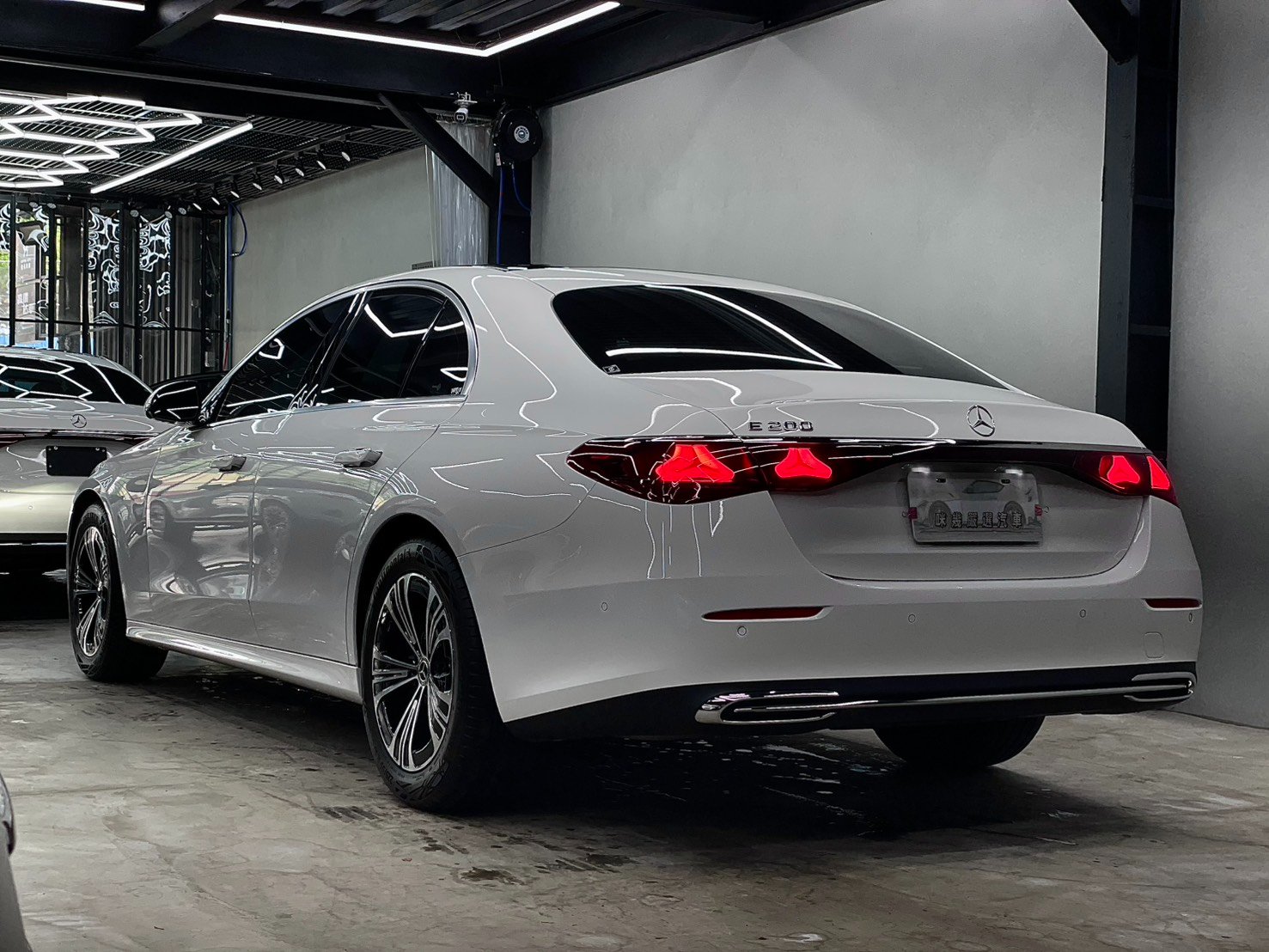 2024 BENZ E200 LUXURY 未領牌 僅1千8公里 原鈑件 實車在店 賞車可議  第1張相片