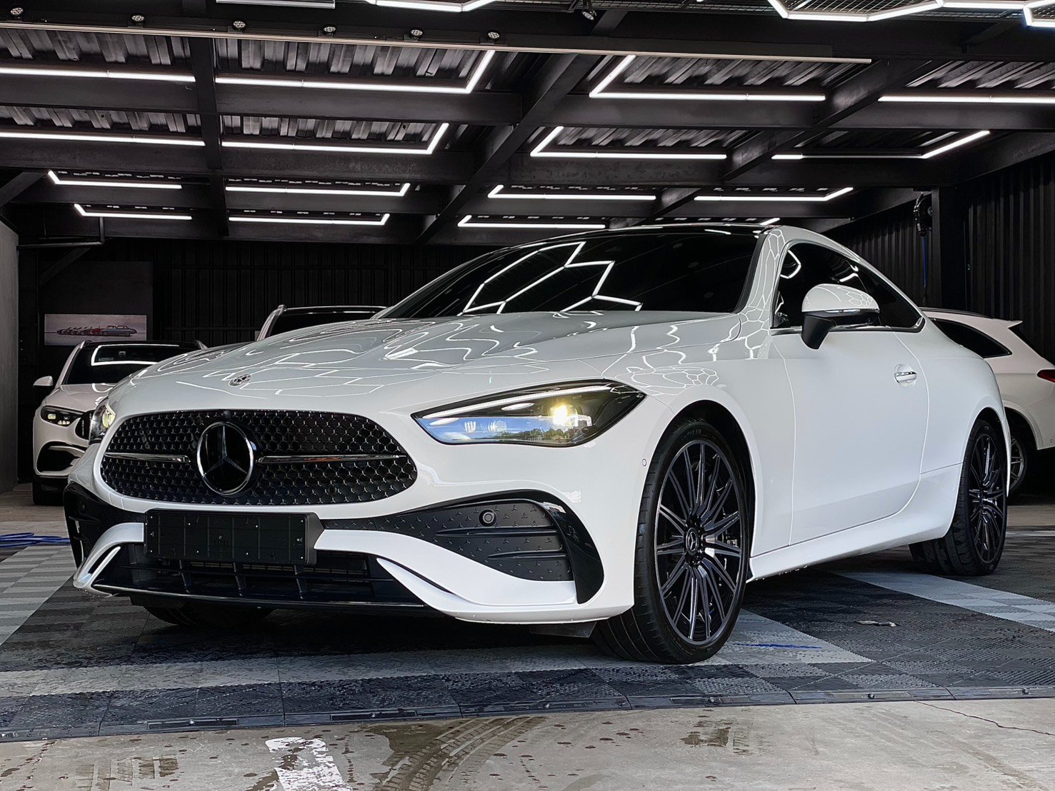 《車型》2024年 Benz CLE450 COUPE 4MATIC 《里程》8,900公里 《車況》全車原鈑件、超級鑑定報告 《售價》308.8萬  第4張相片