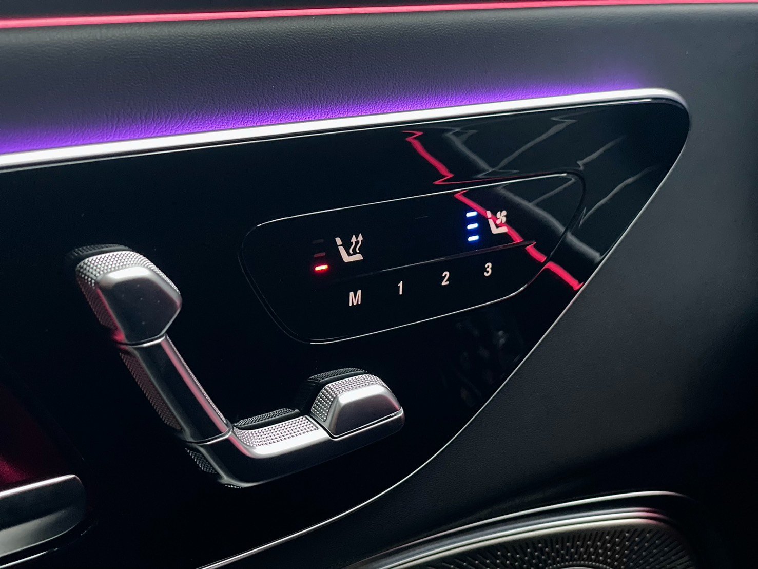 《車型》2024年 Benz CLE450 COUPE 4MATIC 《里程》8,900公里 《車況》全車原鈑件、超級鑑定報告 《售價》308.8萬  第5張相片