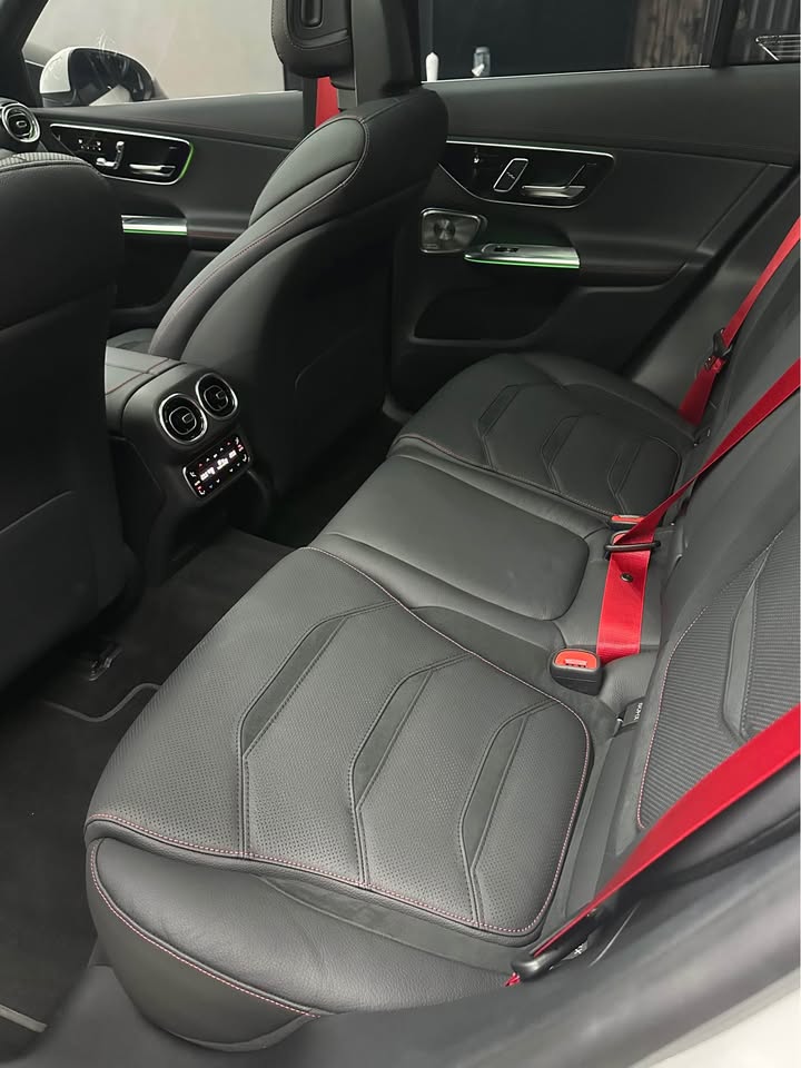 《車型》2025年式 GLC43 AMG 4MATIC SUV 《里程》全新車 - 未領牌 韓歐規 《車況》全車原鈑件 《售價》328.8萬(歡迎空決下訂)  第7張相片