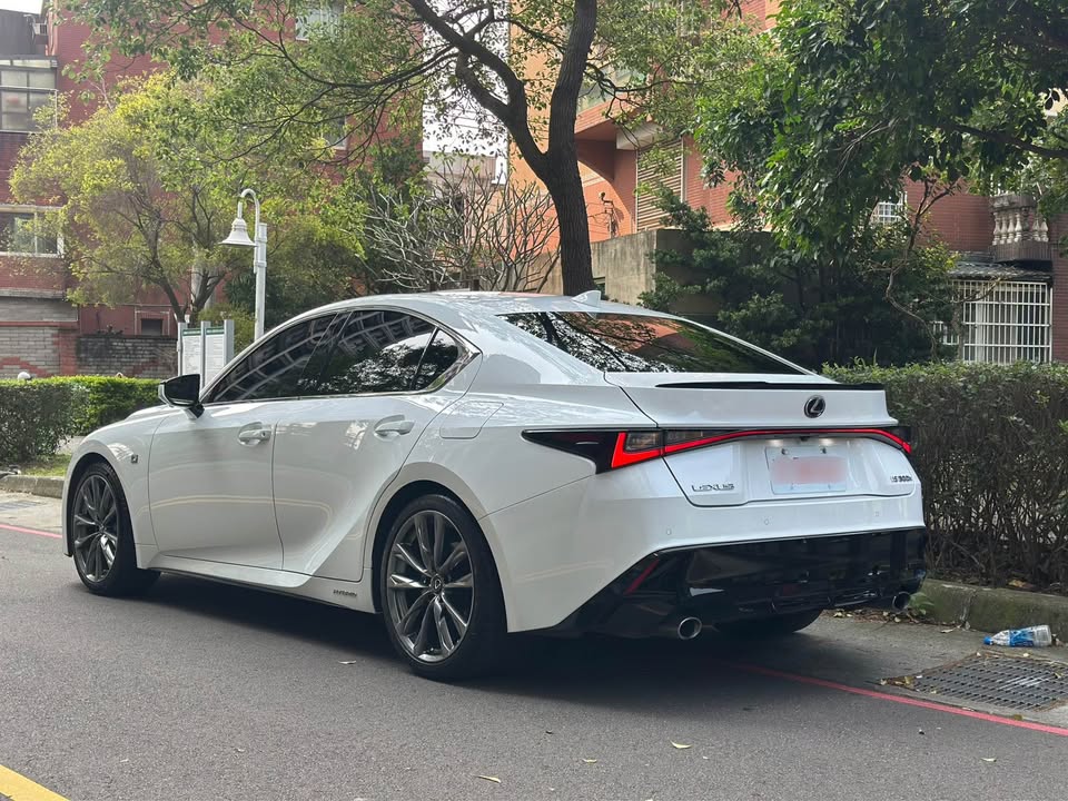 實車實價保證在庫2022年IS300h F SPORT版只跑2萬全車原版件在庫多台0926872987楊先生  第1張相片