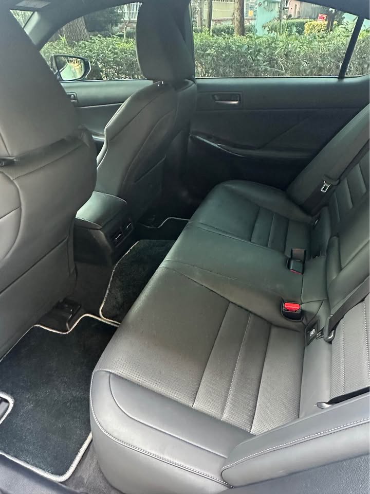 實車實價保證在庫2022年IS300h F SPORT版只跑2萬全車原版件在庫多台0926872987楊先生  第4張相片