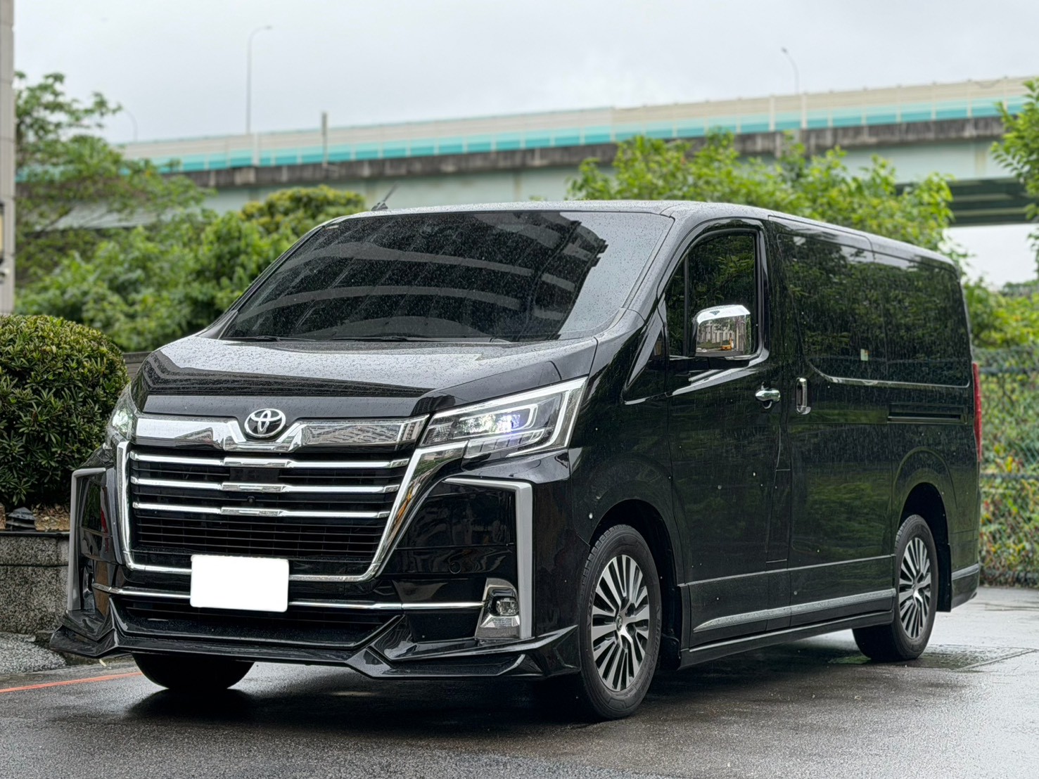 2023年 Granvia 6人旗艦改7人 只跑2萬8 電話：0972-962-659  第1張相片