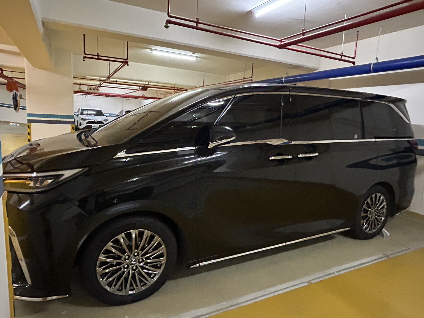 Lexus LM 2024款 350h 7人 黑色  第4張相片