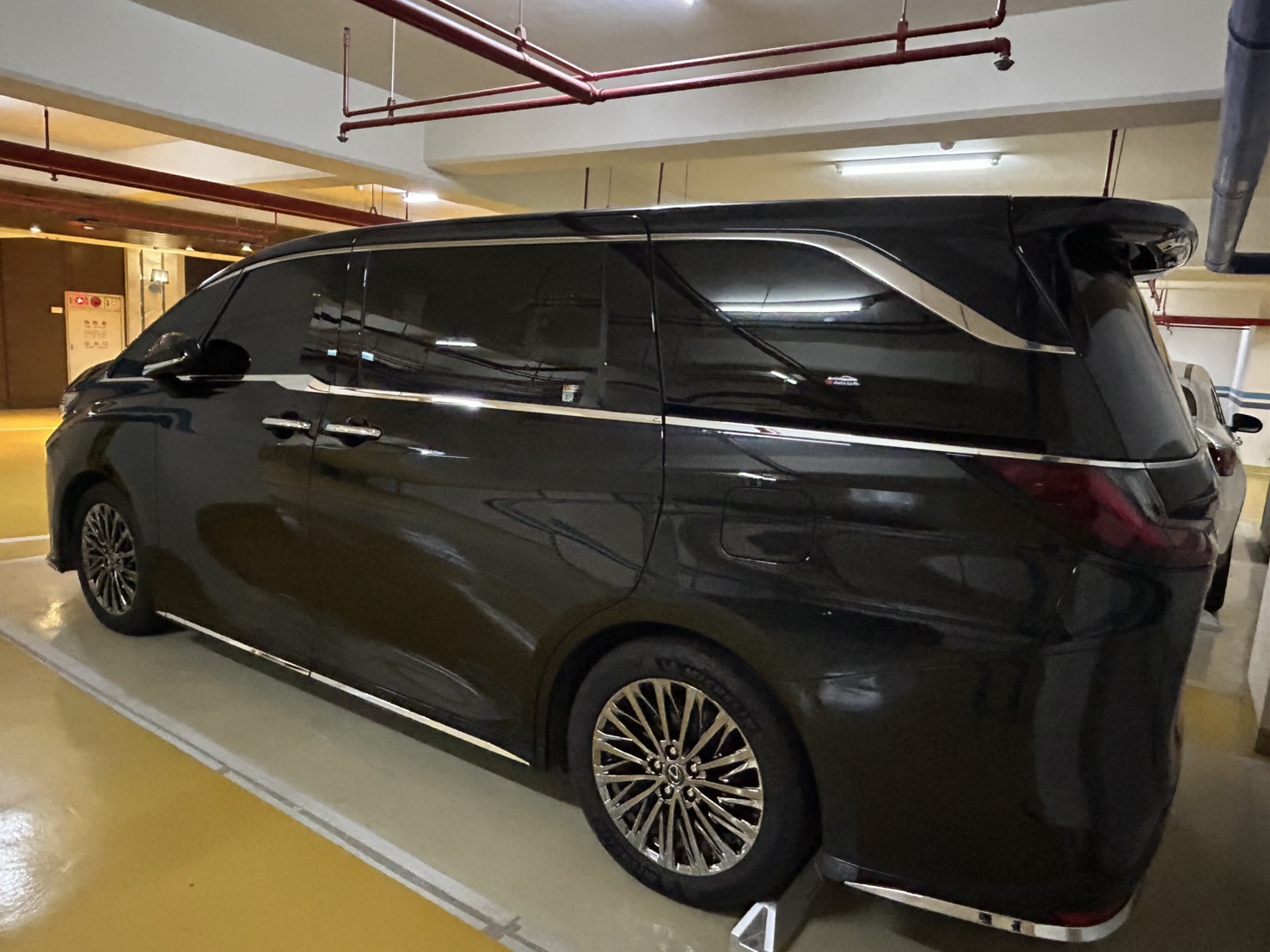 Lexus LM 2024款 350h 7人 黑色  第5張相片