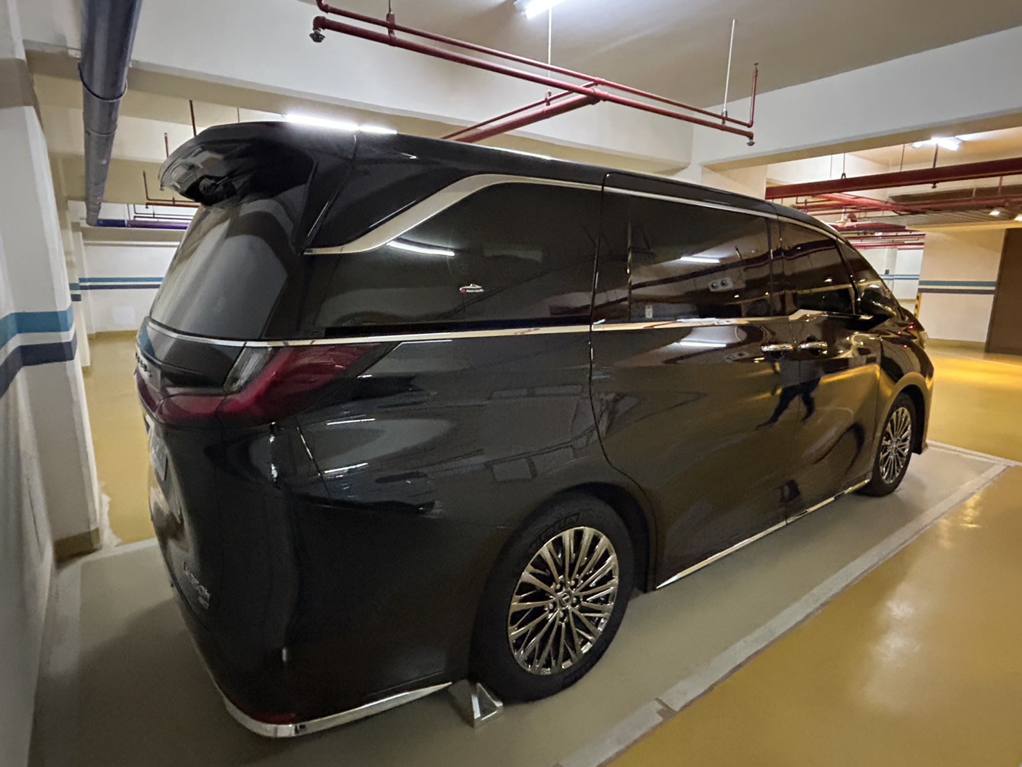 Lexus LM 2024款 350h 7人 黑色  第6張相片