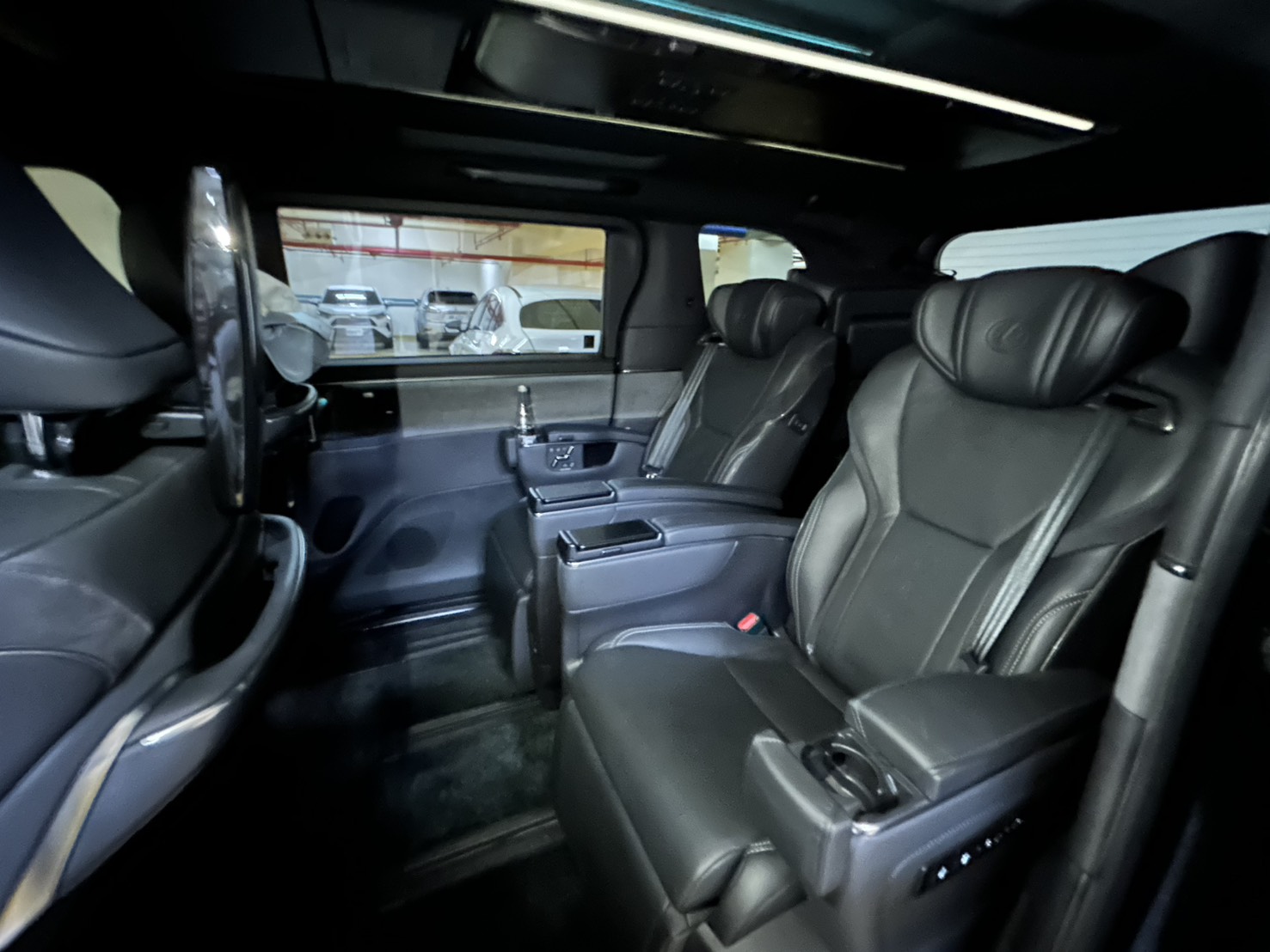 Lexus LM 2024款 350h 7人 黑色  第8張相片